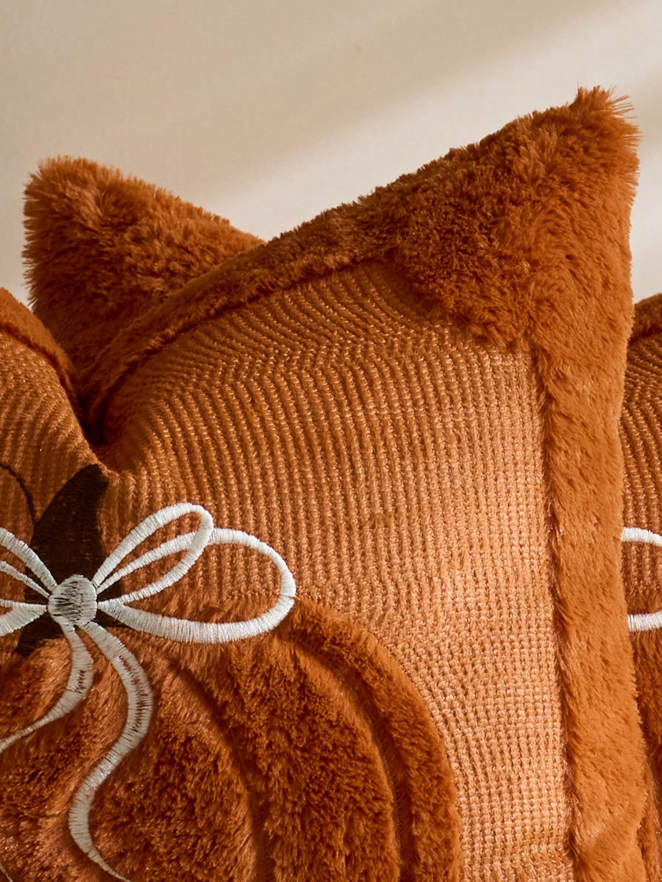1/2pcs Halloween Beige Bow + Caramel Pumpkin Decorative Pillowcase, Front Quilted Ghost Pumpkin, Back Dutch Velvet Fabric, Square Cushion Cover, Holiday Home Pillowcase Decor, Soft Comfortable Velvet