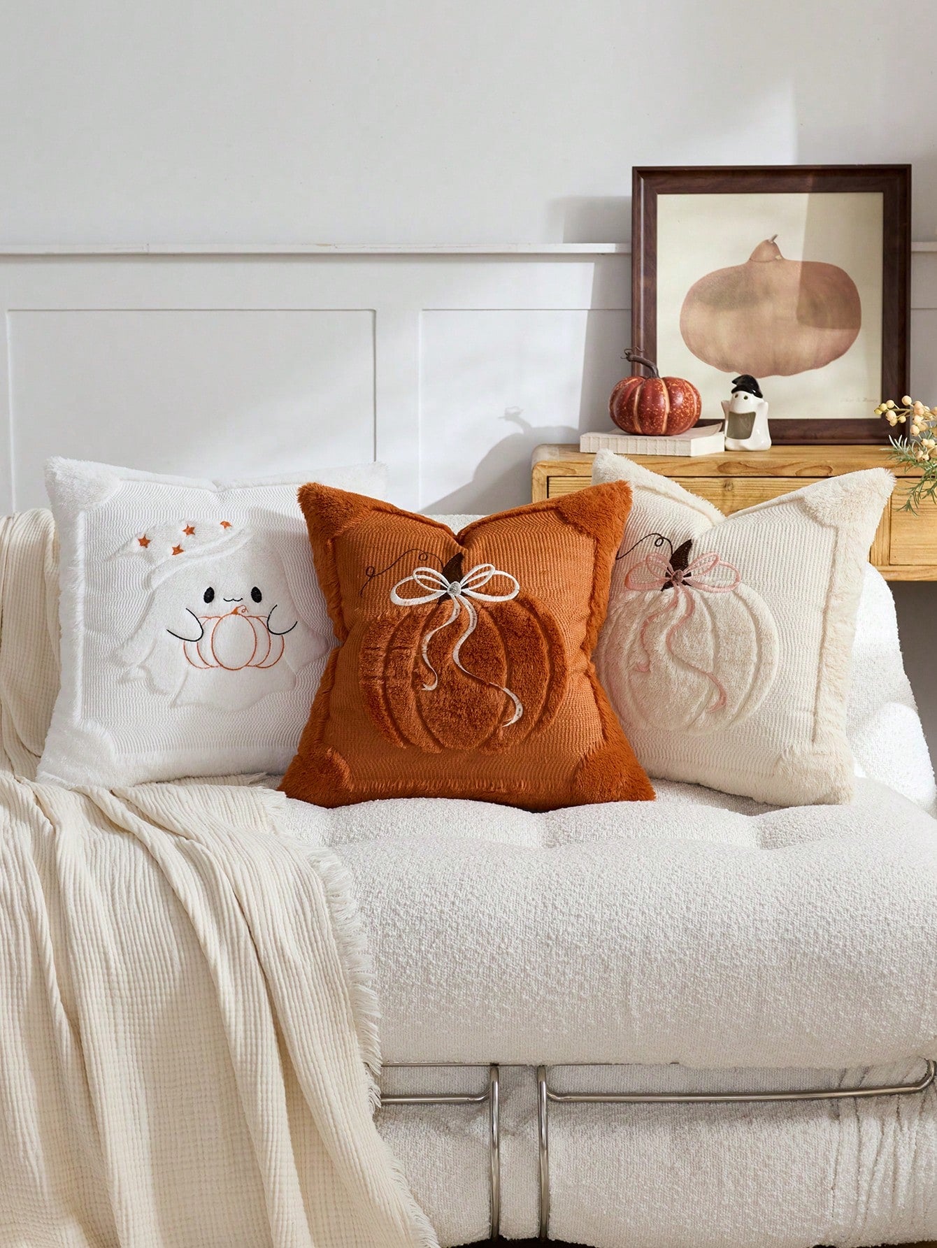 1/2pcs Halloween Beige Bow + Caramel Pumpkin Decorative Pillowcase, Front Quilted Ghost Pumpkin, Back Dutch Velvet Fabric, Square Cushion Cover, Holiday Home Pillowcase Decor, Soft Comfortable Velvet