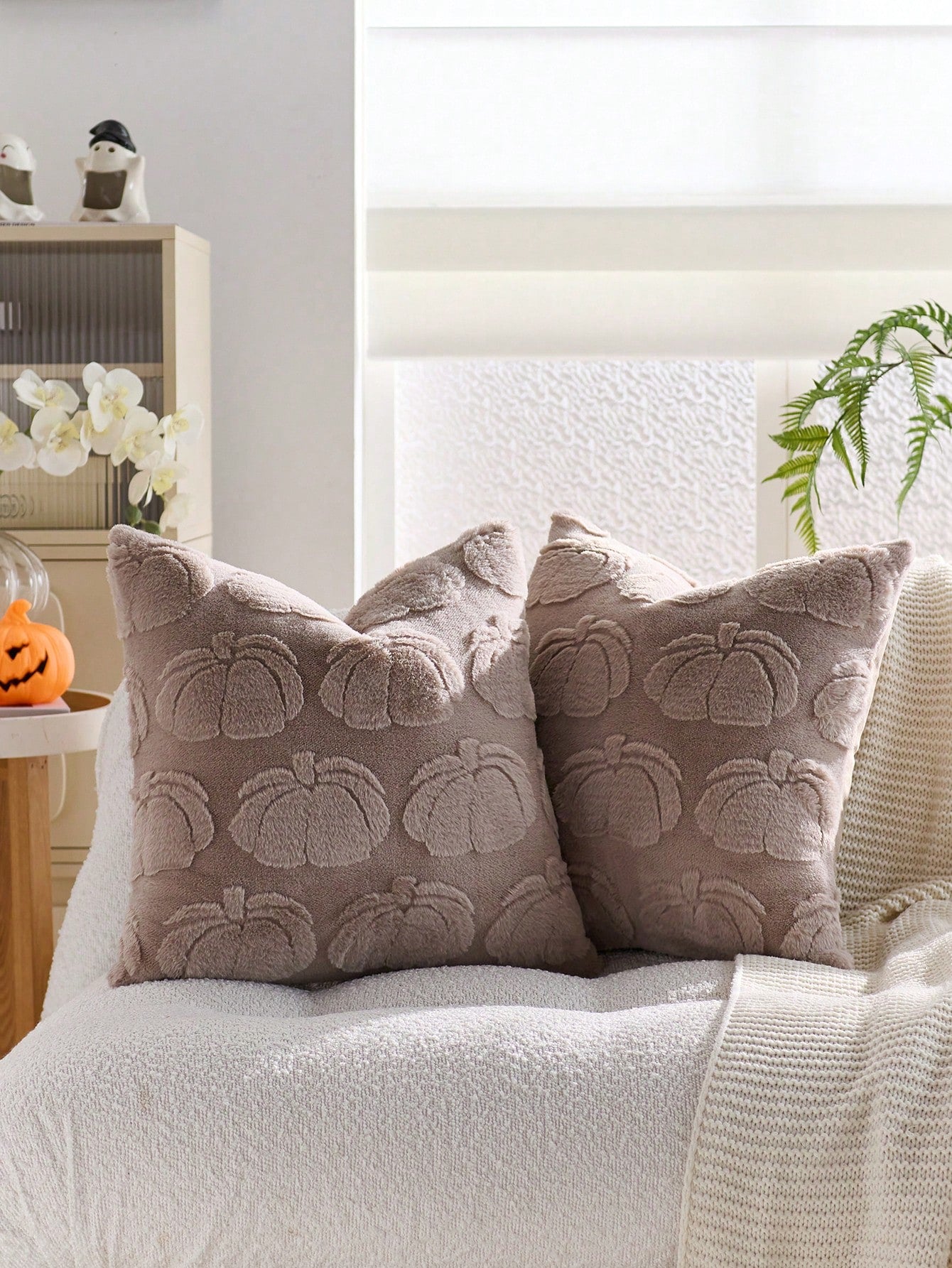 1/2pcs Halloween Beige Bow + Caramel Pumpkin Decorative Pillowcase, Front Quilted Ghost Pumpkin, Back Dutch Velvet Fabric, Square Cushion Cover, Holiday Home Pillowcase Decor, Soft Comfortable Velvet