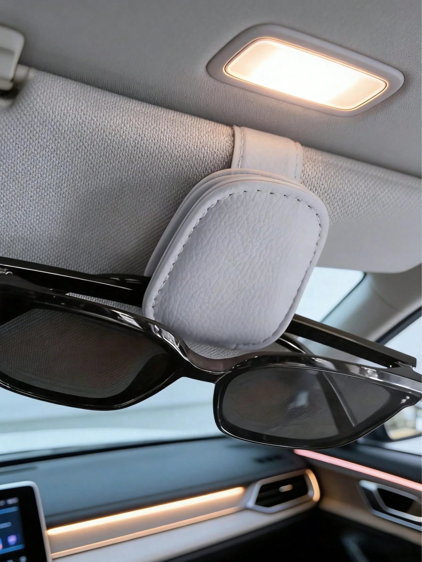1 Piece Of General Motors Sunshade Glasses Clip, Magnetic Leather Fashionable Glasses Clip And Frame, Interior Decoration Product, Suitable For Various Cars, SUVstrucks, Road Travel,Glasses Holder,Gla