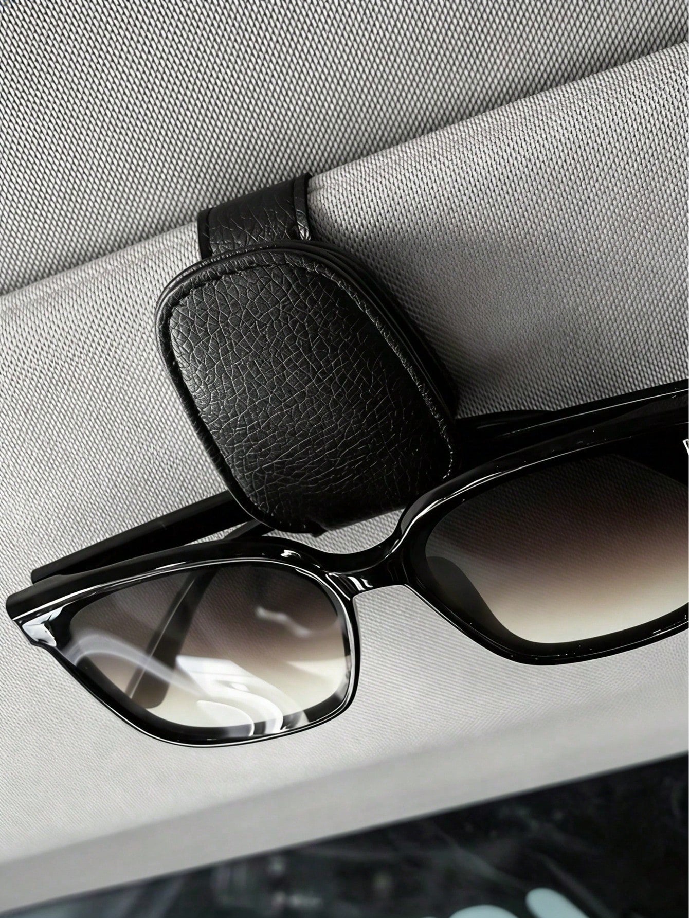 1 Piece Of General Motors Sunshade Glasses Clip, Magnetic Leather Fashionable Glasses Clip And Frame, Interior Decoration Product, Suitable For Various Cars, SUVstrucks, Road Travel,Glasses Holder,Gla