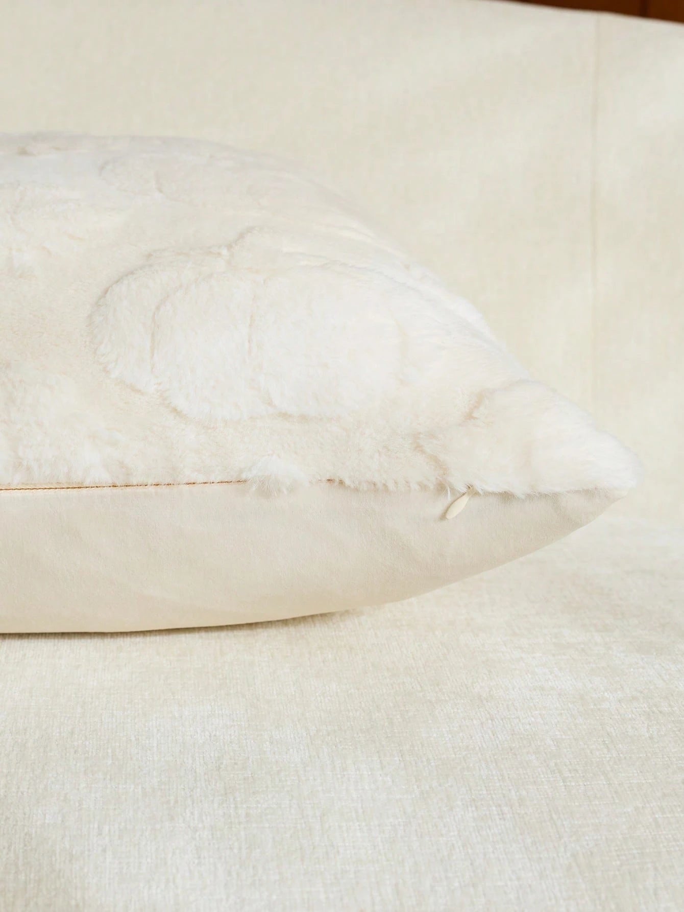1pc/2pcs Halloween Beige Pumpkin Maple Leaf Decorative Pillow Case, Soft Faux Fur Front, Dutch Velvet Back, Square Cushion Cover, Holiday Home Decor Pillowcase, Soft Comfortable Velvet Fabric, Modern
