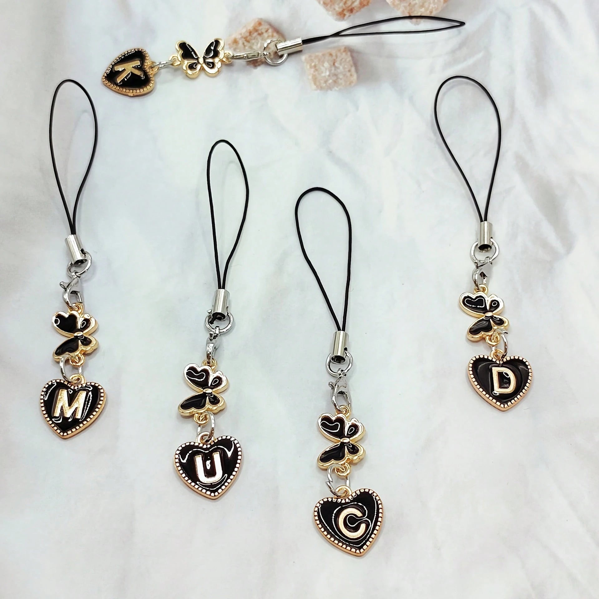 1pc Black Letter A-Z & Exquisite Butterfly Design Phone Charm- Durable Alloy Material, Suitable For Friends, Best Friends And Birthday Gifts, Applicable To Phones, Phone Charms, Best Friend Gifts, El