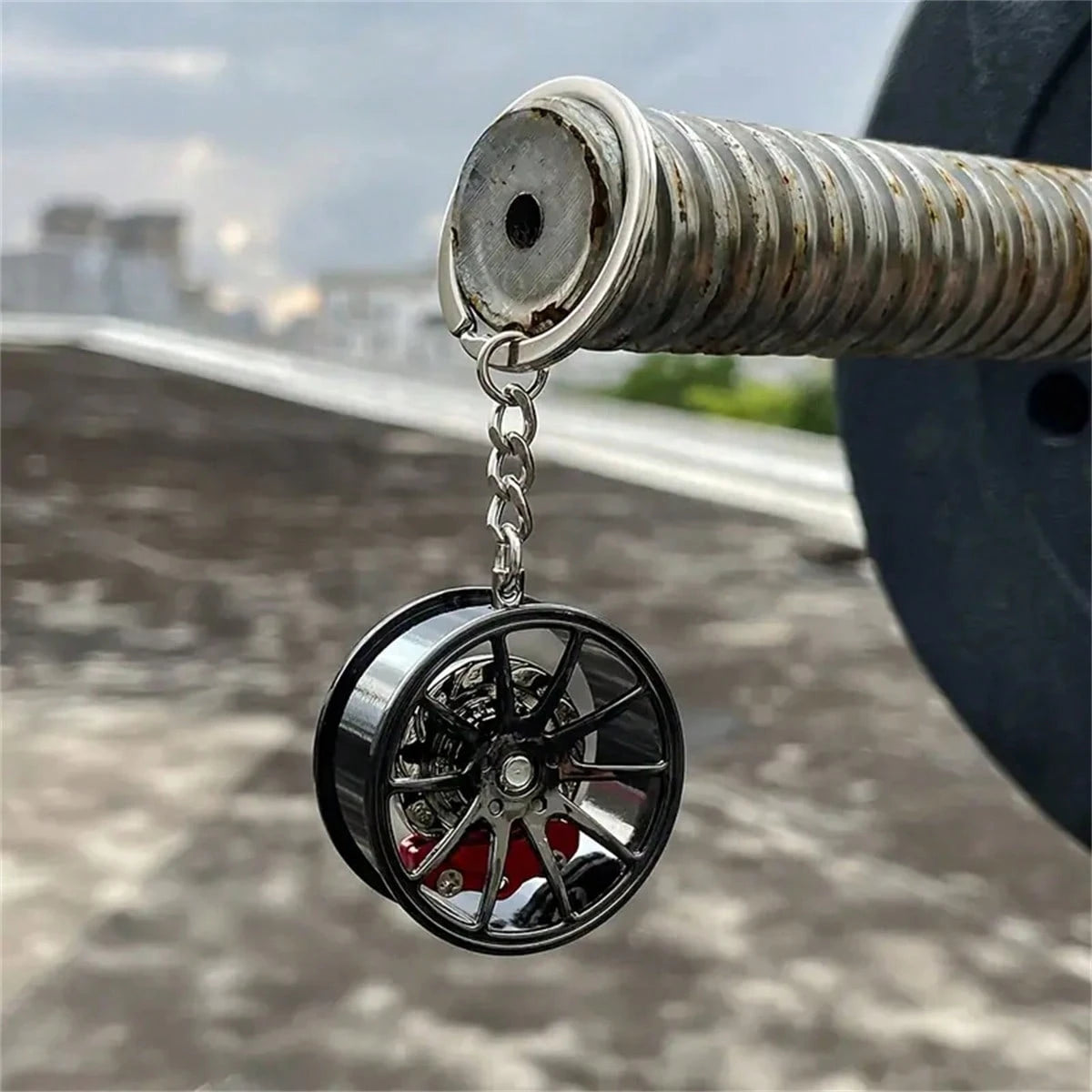 1pc Brake 360 Rotating Car Keychain Pendant, Creative Car Keychain Decoration, A Unique Gift For Car Lovers