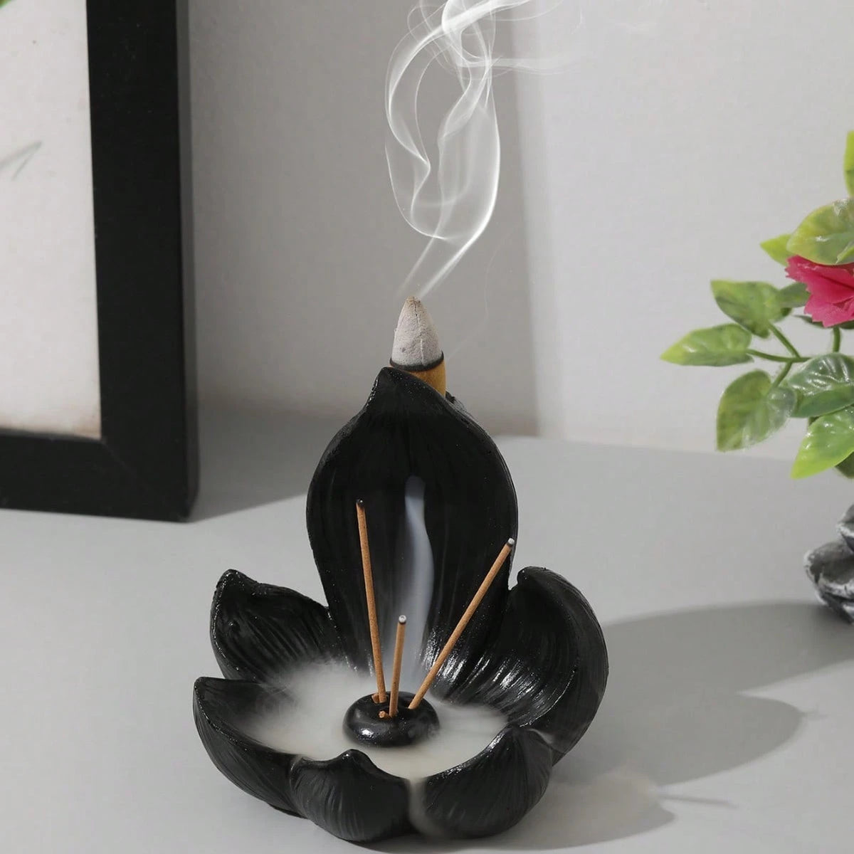 1pc Creative Lotus Flower Incense Burner, Resin Lotus Design Artcraft Diffuser, Suitable For Meditation, Room Decor, Meditation Aid Tool, Indoor/Outdoor Home Decor, No Fragrance, Electricity-Free