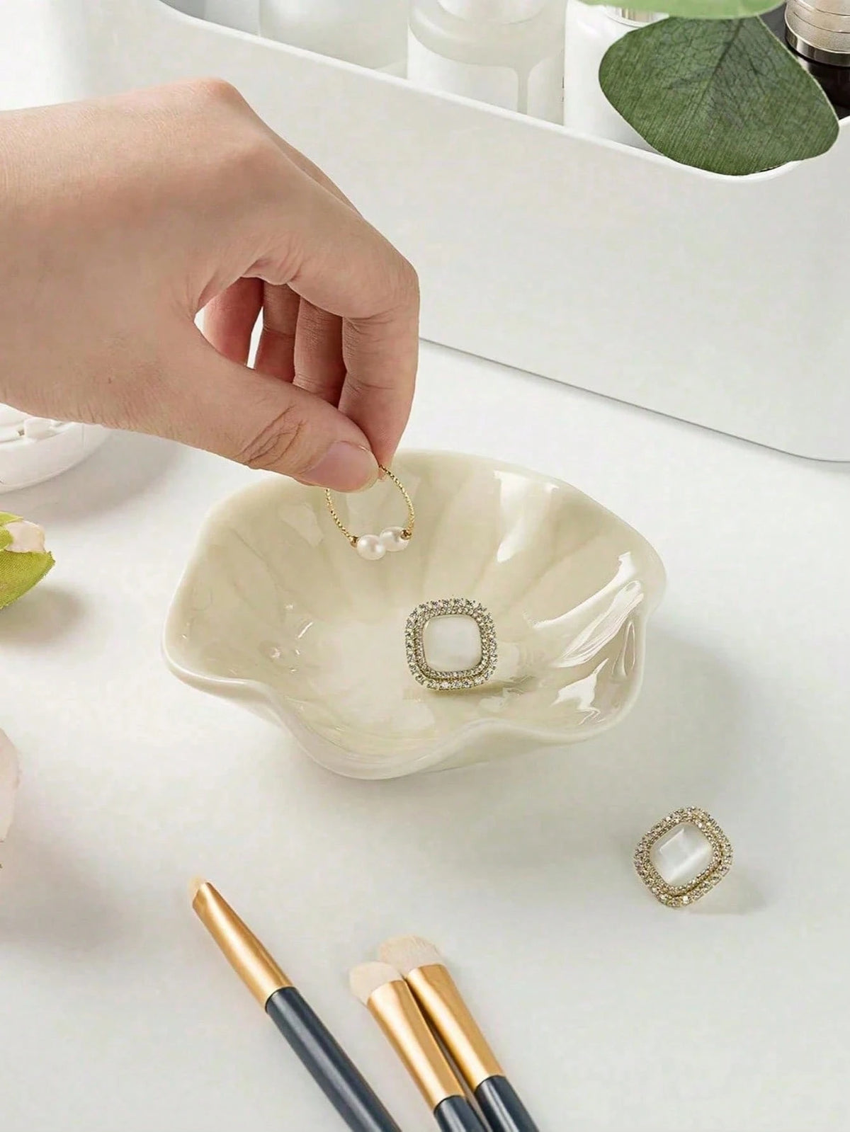 1pc Elegant Ceramic Lotus Leaf Jewelry Storage Tray, Can Hold Earrings, Rings, Keys And Small Accessories, Ideal Gift For Birthday, New Year And Valentine's Day, Fashionable Desktop Storage Solution