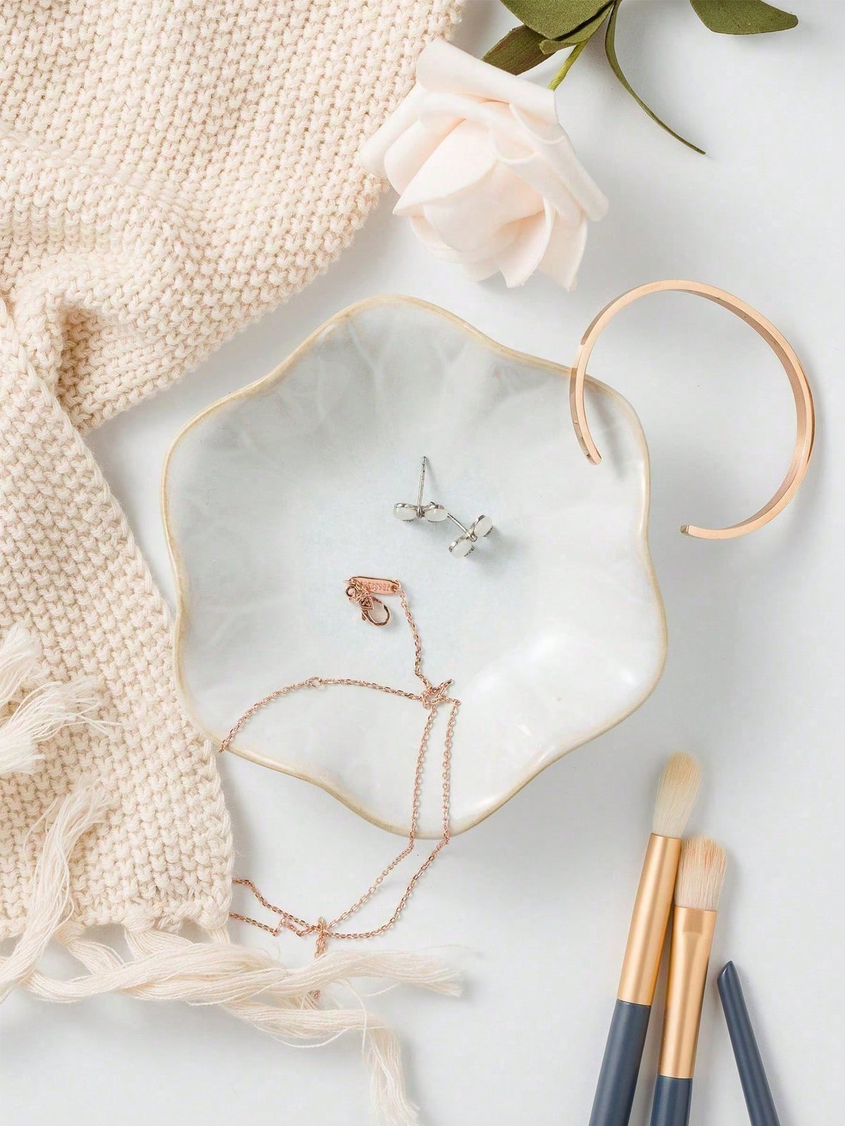 1pc Elegant Ceramic Lotus Leaf Jewelry Storage Tray, Can Hold Earrings, Rings, Keys And Small Accessories, Ideal Gift For Birthday, New Year And Valentine's Day, Fashionable Desktop Storage Solution