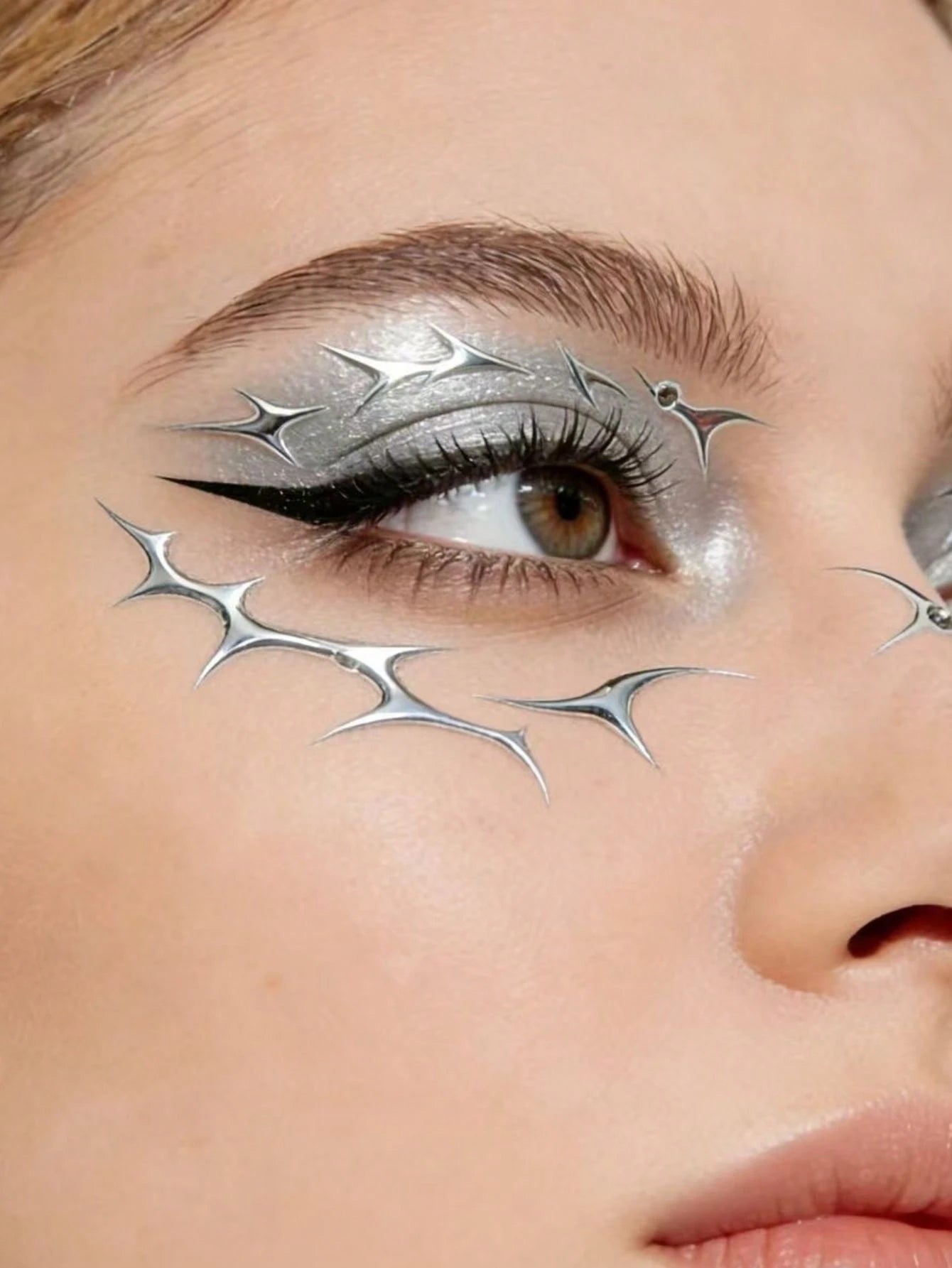 1pc European And American Style Silver Starburst Rhinestone Face Sticker, Adhesive-Free Design, Easy To Create Atmospheric Makeup. Built-In Transparent Rhinestone Accents, Staggered Starburst Shape, S
