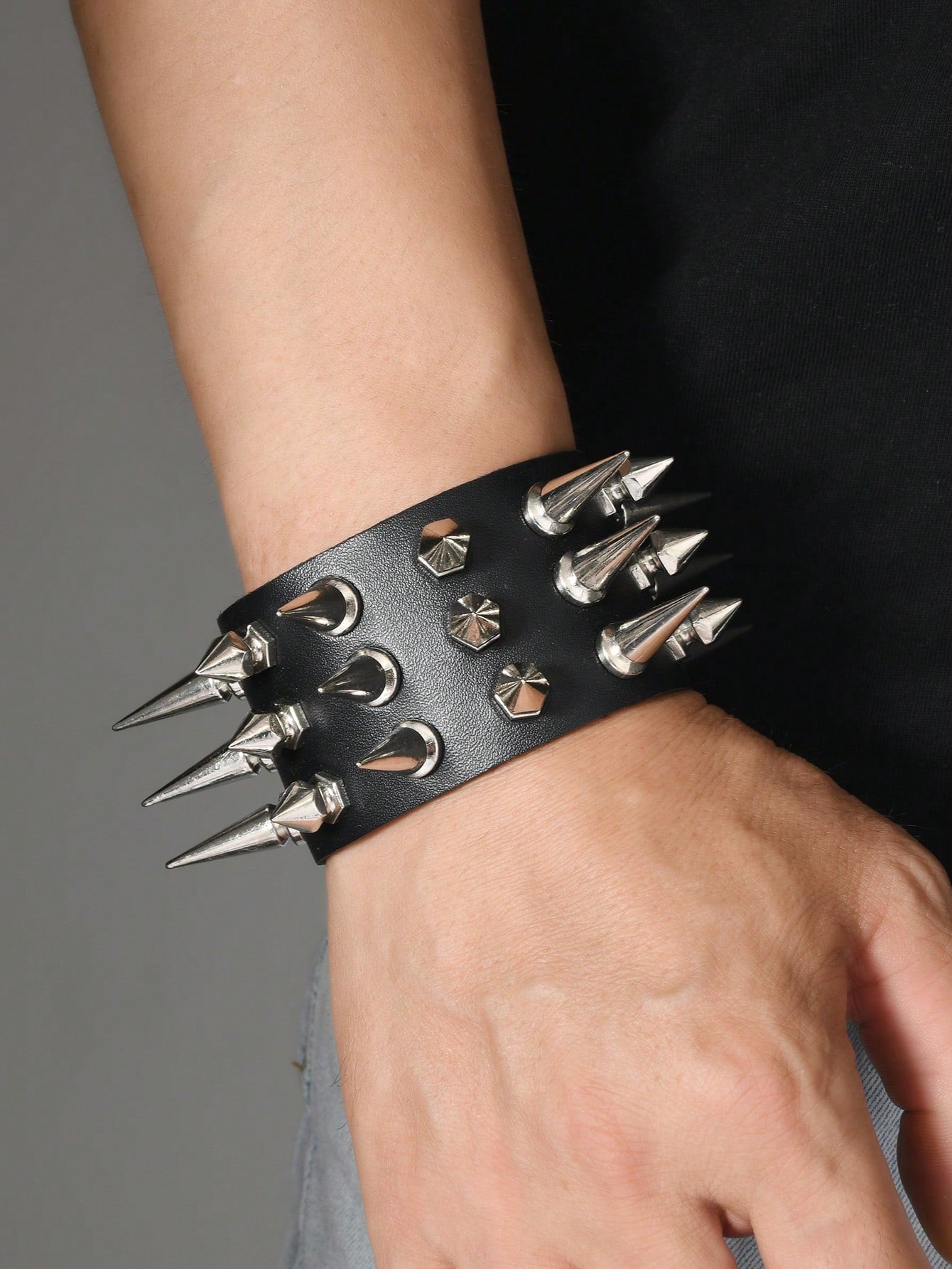 1pc Fashion Punk Black Square Rivet Bangle Bracelet, Unisex Personalized Street Style Nightclub Halloween Wristband, Minimalist Leather Strap, Suitable For Daily Wear And Gifts
