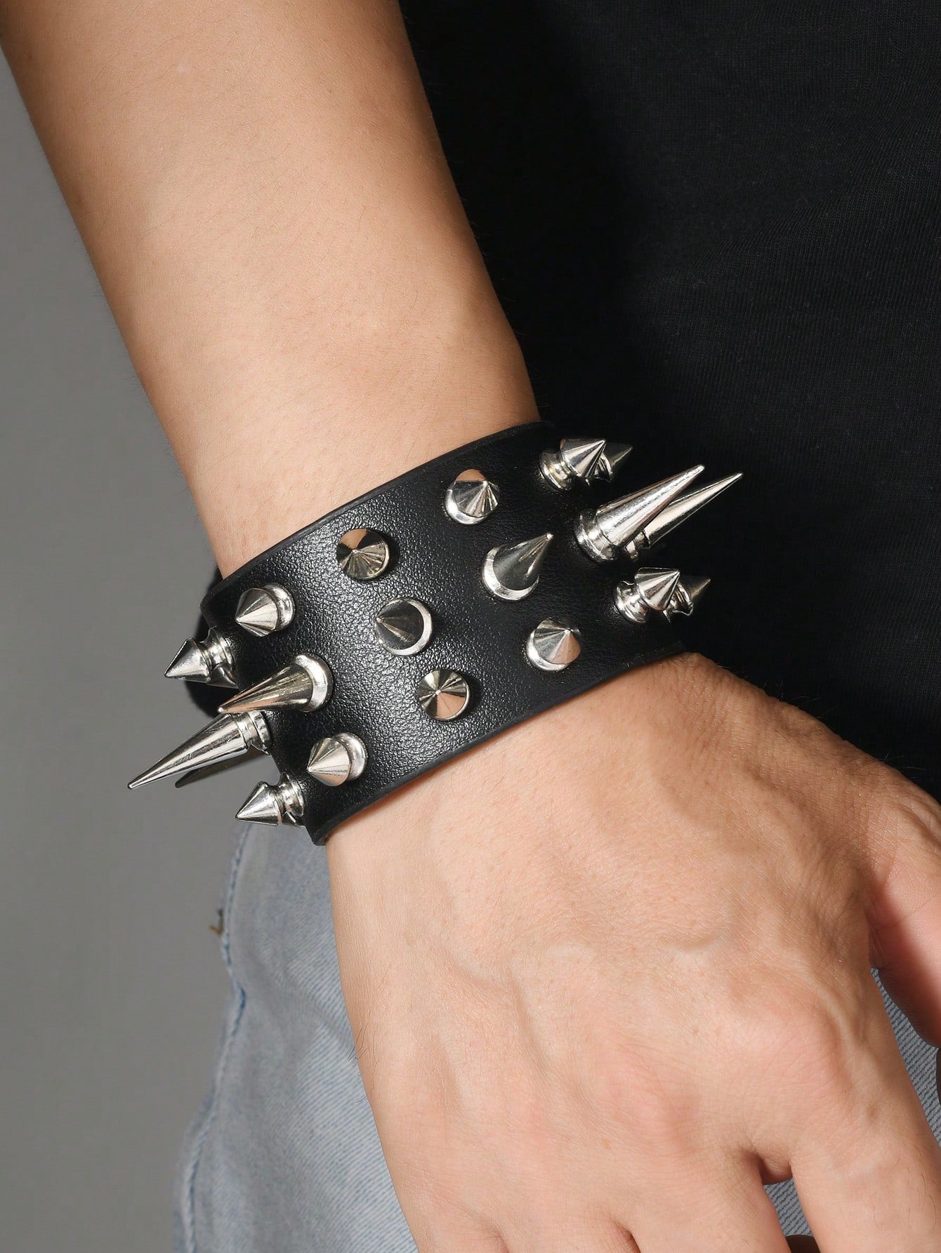 1pc Fashion Punk Black Square Rivet Bangle Bracelet, Unisex Personalized Street Style Nightclub Halloween Wristband, Minimalist Leather Strap, Suitable For Daily Wear And Gifts