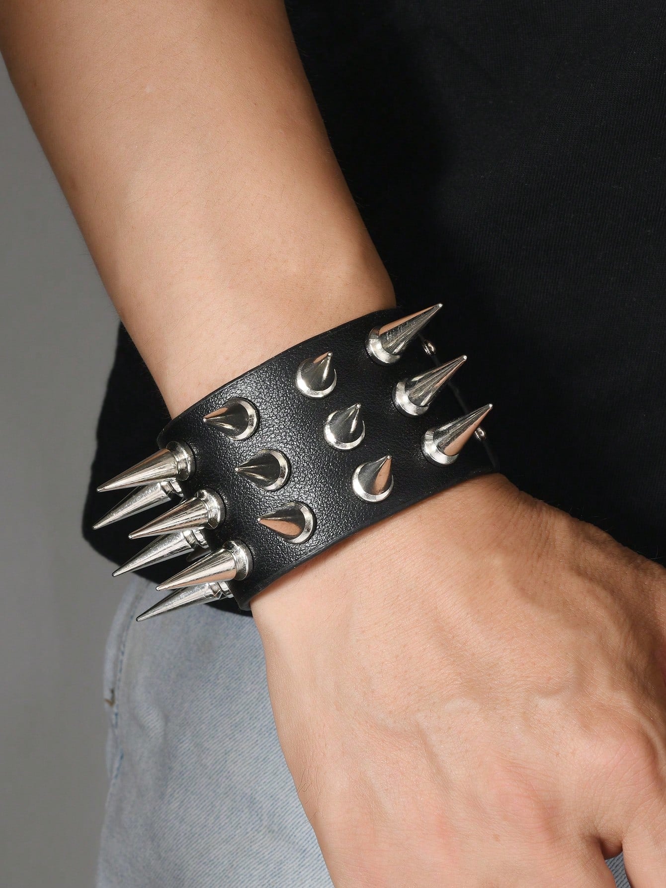 1pc Fashion Punk Black Square Rivet Bangle Bracelet, Unisex Personalized Street Style Nightclub Halloween Wristband, Minimalist Leather Strap, Suitable For Daily Wear And Gifts