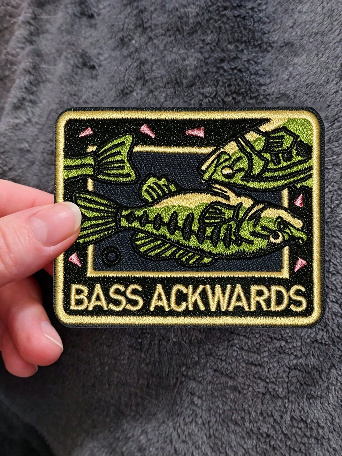 1pc Funny "BASS ACKWARDS" Fishing Embroidered Patch, Humorous Square Fishing Embroidery Applique, Suitable For DIY Iron-On/Sewing Patch, Decorating Fishing Shirts, Backpacks, Hats, Vests, Outdoor Enth