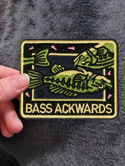 1pc Funny "BASS ACKWARDS" Fishing Embroidered Patch, Humorous Square Fishing Embroidery Applique, Suitable For DIY Iron-On/Sewing Patch, Decorating Fishing Shirts, Backpacks, Hats, Vests, Outdoor Enth