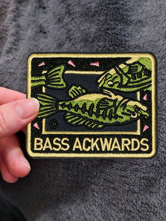 1pc Funny "BASS ACKWARDS" Fishing Embroidered Patch, Humorous Square Fishing Embroidery Applique, Suitable For DIY Iron-On/Sewing Patch, Decorating Fishing Shirts, Backpacks, Hats, Vests, Outdoor Enth