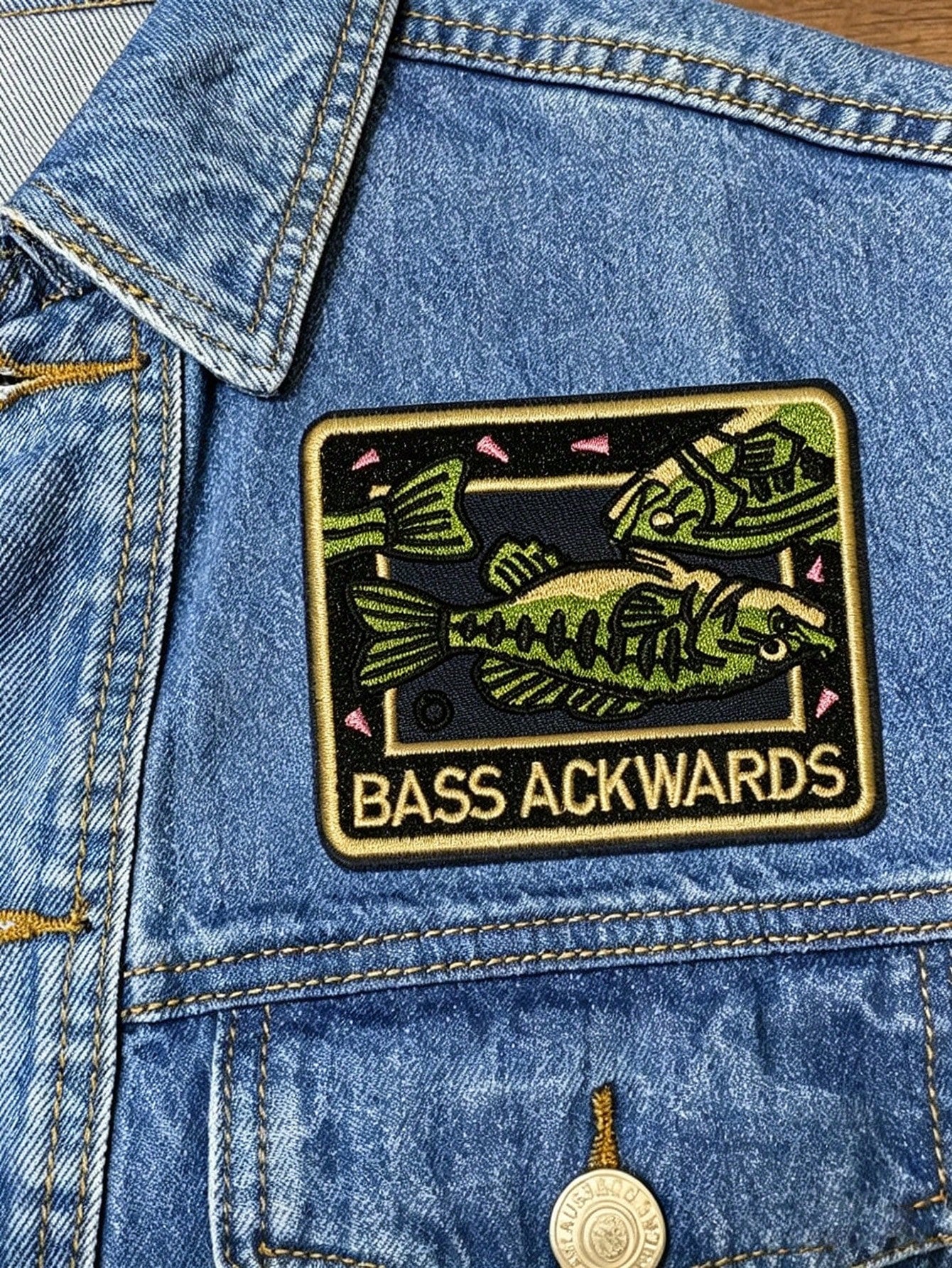 1pc Funny "BASS ACKWARDS" Fishing Embroidered Patch, Humorous Square Fishing Embroidery Applique, Suitable For DIY Iron-On/Sewing Patch, Decorating Fishing Shirts, Backpacks, Hats, Vests, Outdoor Enth