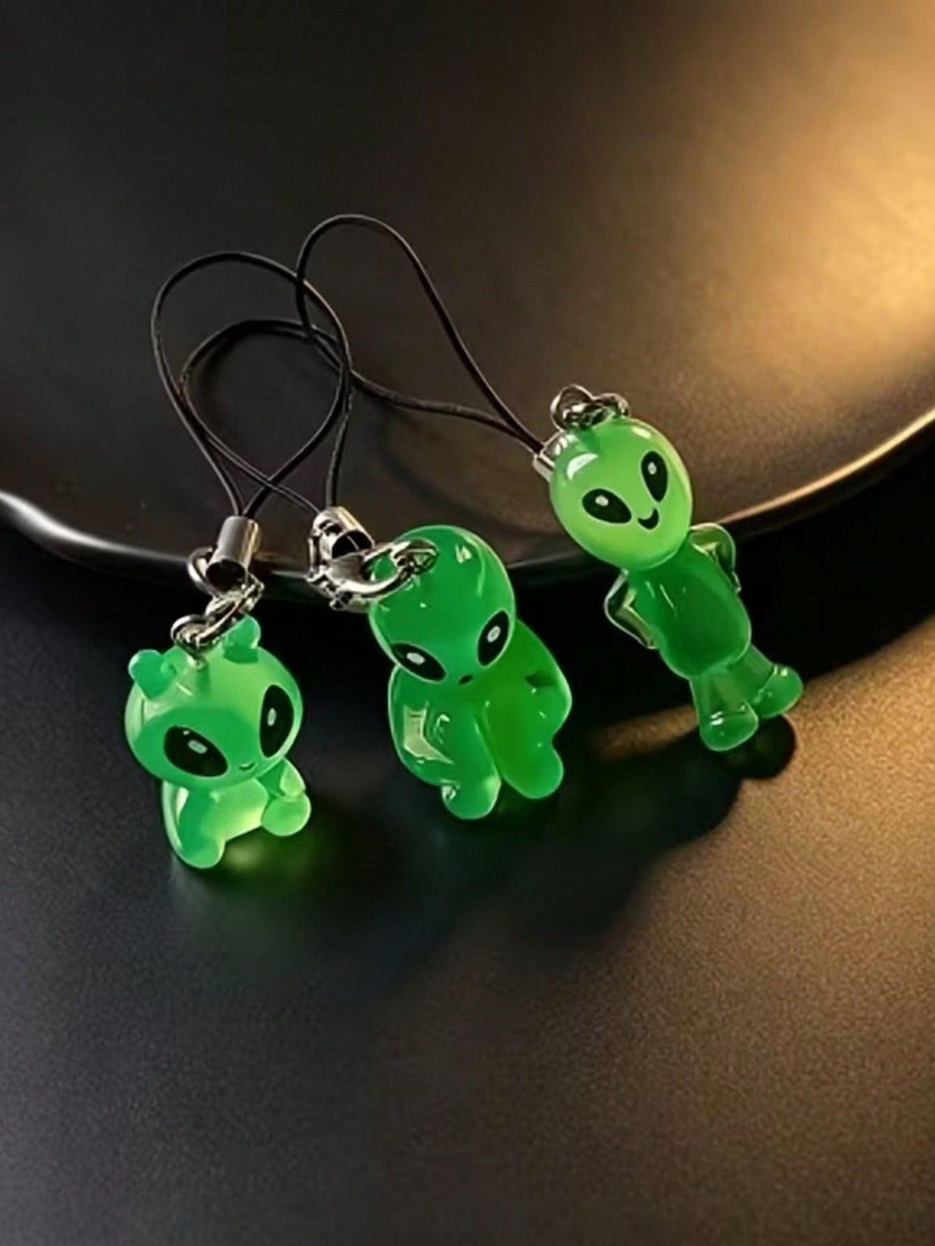 1pc Glow-In-The-Dark Green Alien Phone Lanyard, Cute Mini ET Alien Pendant, Ins Style Unique Niche Accessory