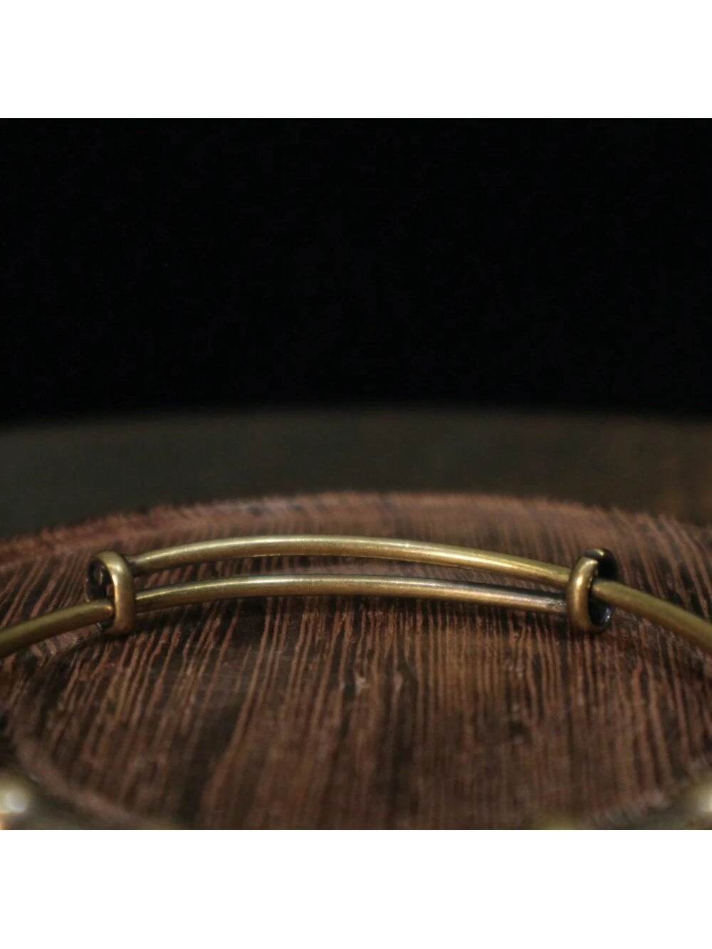 1pc Vintage Copper Alloy Elegant Bell Bracelet, Crafted Meticulously With Classic Design, Adjustable Push-Pull Mechanism, Perfect Retro Gift For Women, Ideal For Holidays And Birthdays