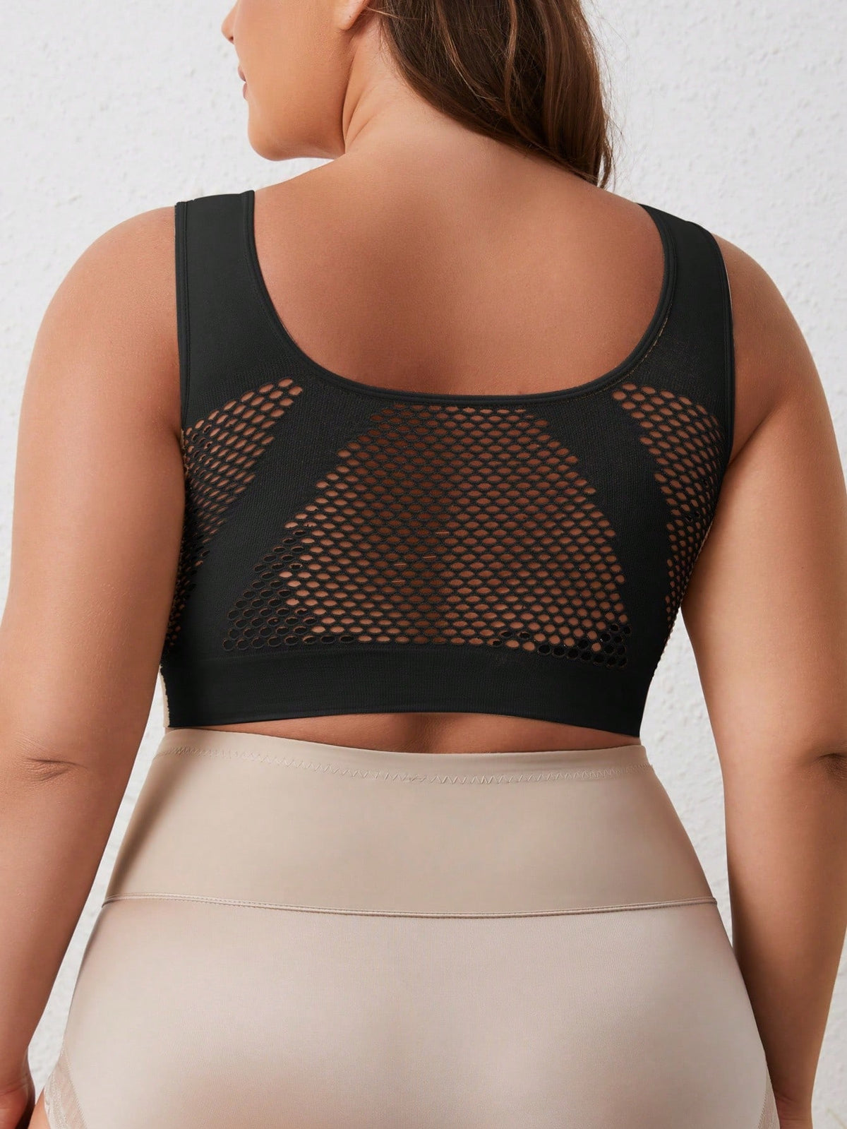 1pc Women Plus Size Seamless Hollow Design Yoga Sports Bra, Comfortable Breathable Fitted Supportive Activewear Top Black Spring