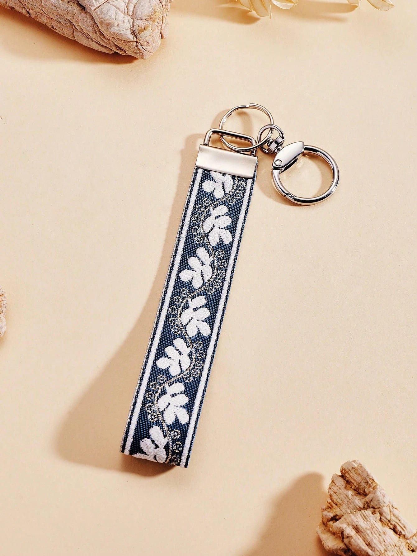 1pc Zinc Alloy Keychain, Wrist Keychain, Blue And White Silver Wire Print Woven Strap Keychain, Women's Car Keychain, Women's Exquisite Bag Charm Keychain, Women's Fashion Woven Strap Keychain, Univer