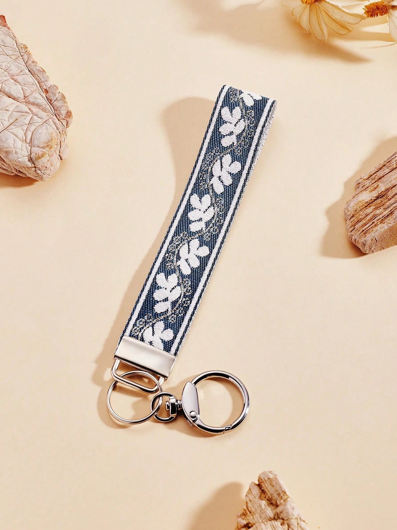 1pc Zinc Alloy Keychain, Wrist Keychain, Blue And White Silver Wire Print Woven Strap Keychain, Women's Car Keychain, Women's Exquisite Bag Charm Keychain, Women's Fashion Woven Strap Keychain, Univer