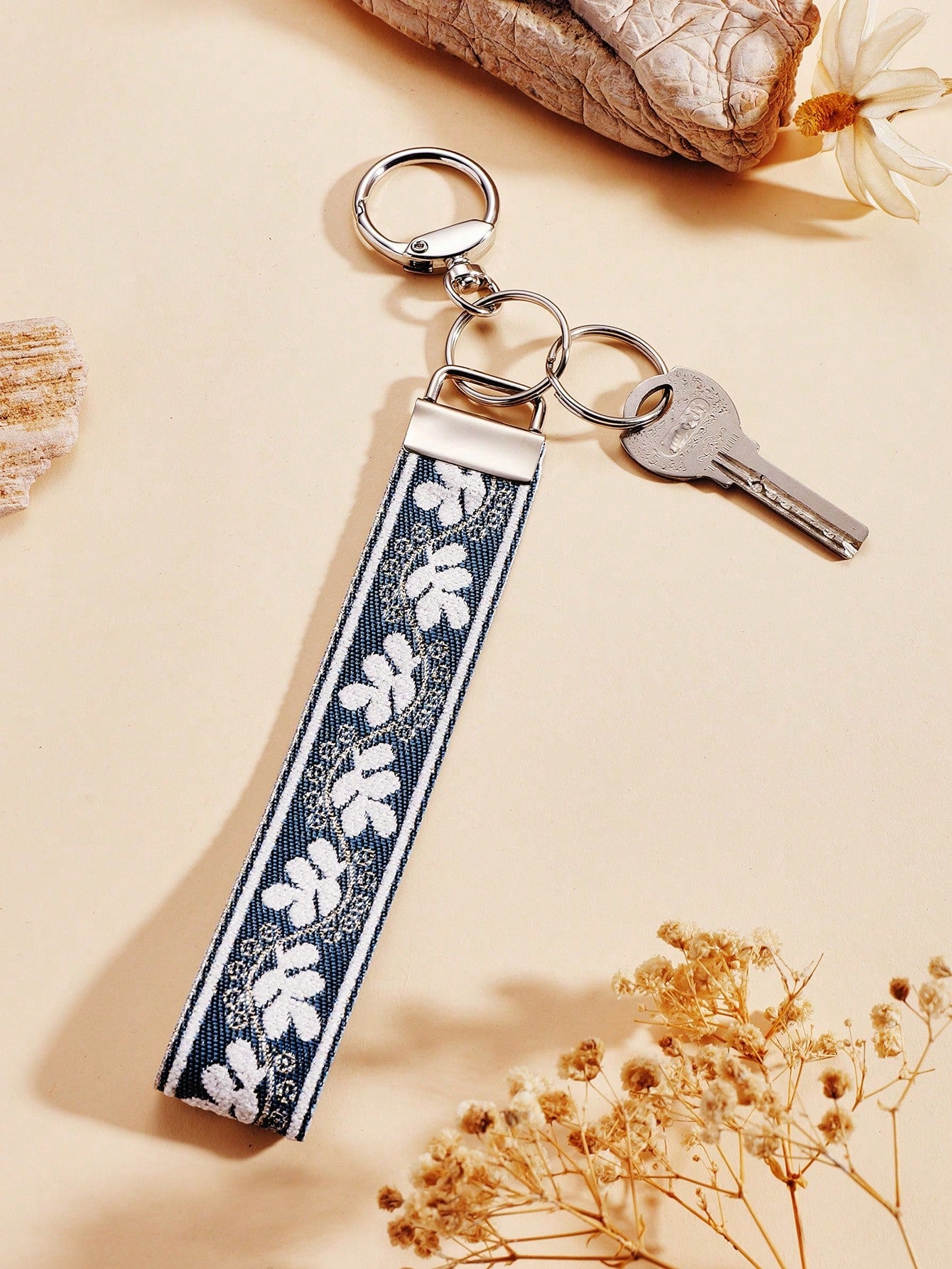 1pc Zinc Alloy Keychain, Wrist Keychain, Blue And White Silver Wire Print Woven Strap Keychain, Women's Car Keychain, Women's Exquisite Bag Charm Keychain, Women's Fashion Woven Strap Keychain, Univer