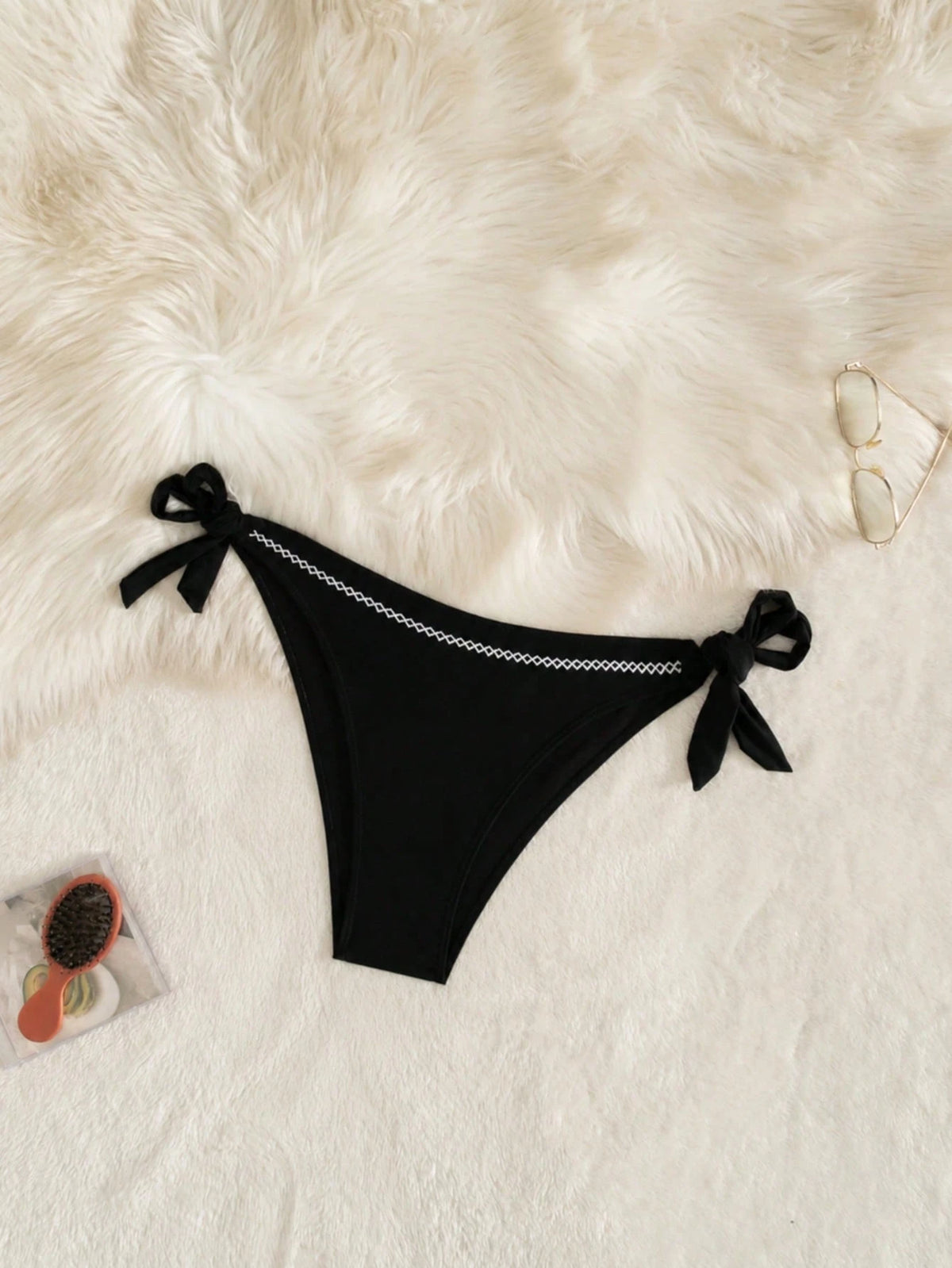 2026 Women's New Black And White Contrast Color Diamond Quilted Stitching Curved Hem Bikini Bottoms, Pool Party Summer Vacation Beach