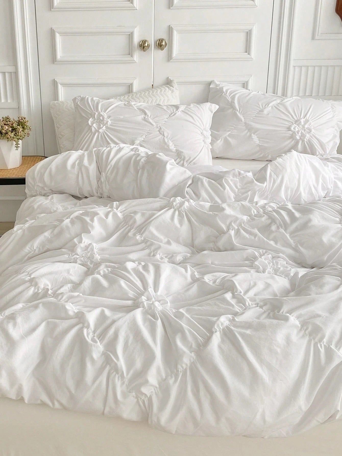 3pcs White Pleated Ruffle Floral Duvet Cover Set, Simple Luxury Modern Polyester Bedding Set, Soft & Breathable For All Seasons