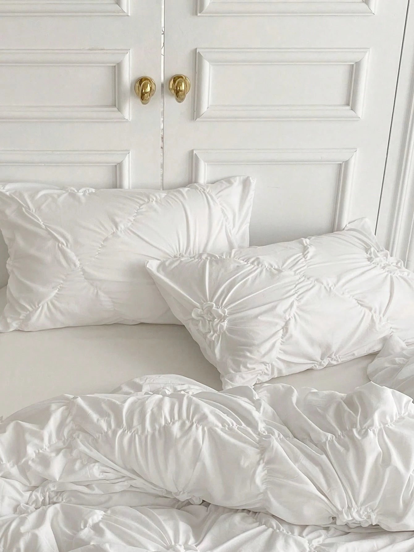3pcs White Pleated Ruffle Floral Duvet Cover Set, Simple Luxury Modern Polyester Bedding Set, Soft & Breathable For All Seasons