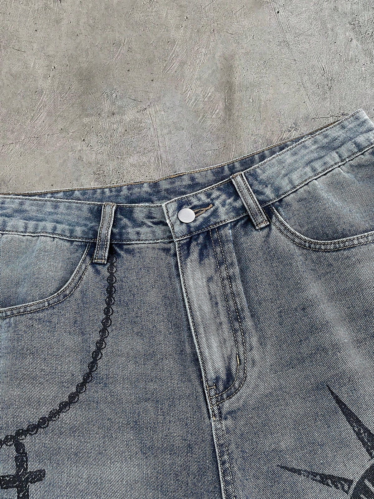 AXEPEAK Men's Casual Versatile Everyday Denim Shorts With Pockets, Cross & Slogan Graphic