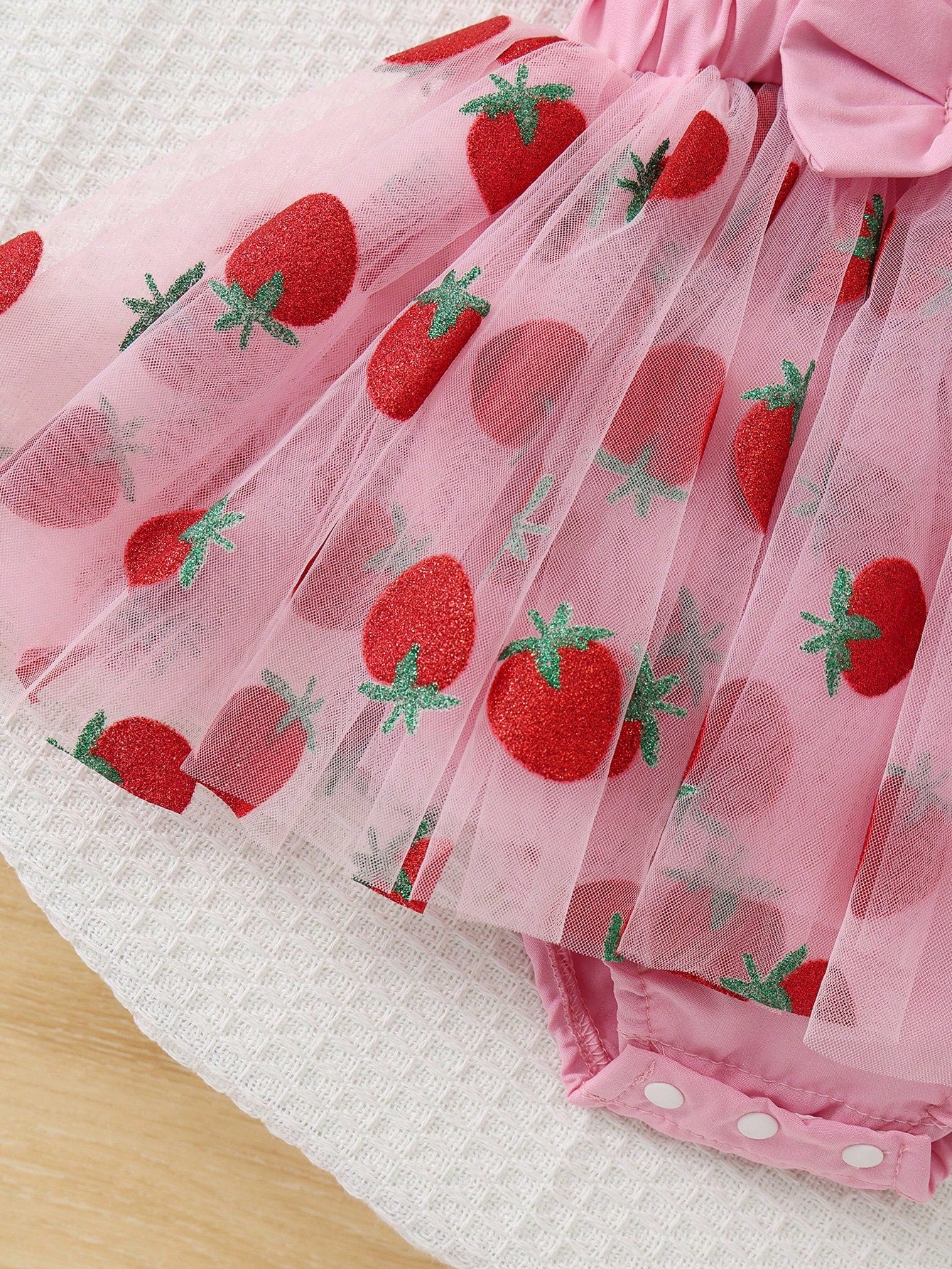 Baby Girl's Sleeveless Ruffled Shoulder Strap Strawberry Print Bow Decor Double Layer Tulle Bodysuit & Hat Set