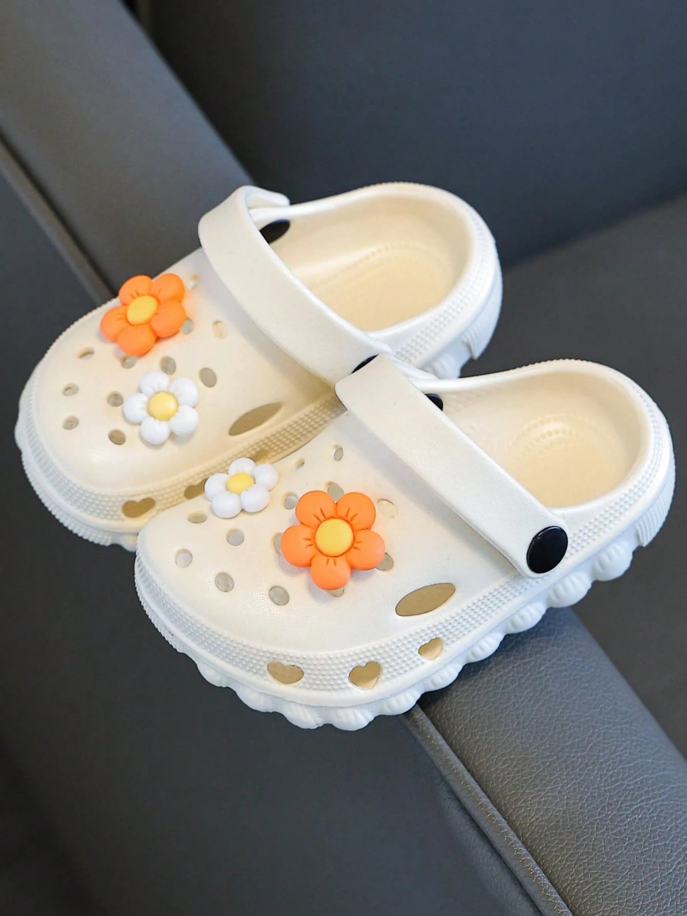 Baby Hollow Clogs Spring/Summer New Style Simple Versatile Hollow Fashion 2-Way Wear Beach Clogs Soft Sole Comfortable