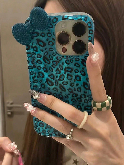 Blue Leopard Print Blue Bow Element Fashion Phone Case 3D Rhinestone Bow Leopard Print Phone Case, Compatible With 17 Pro Max, 17 Pro, 17 Air, 17, 16, 15, 14, 13, 12 Pro Max, 11, Fashionable Shock-Res