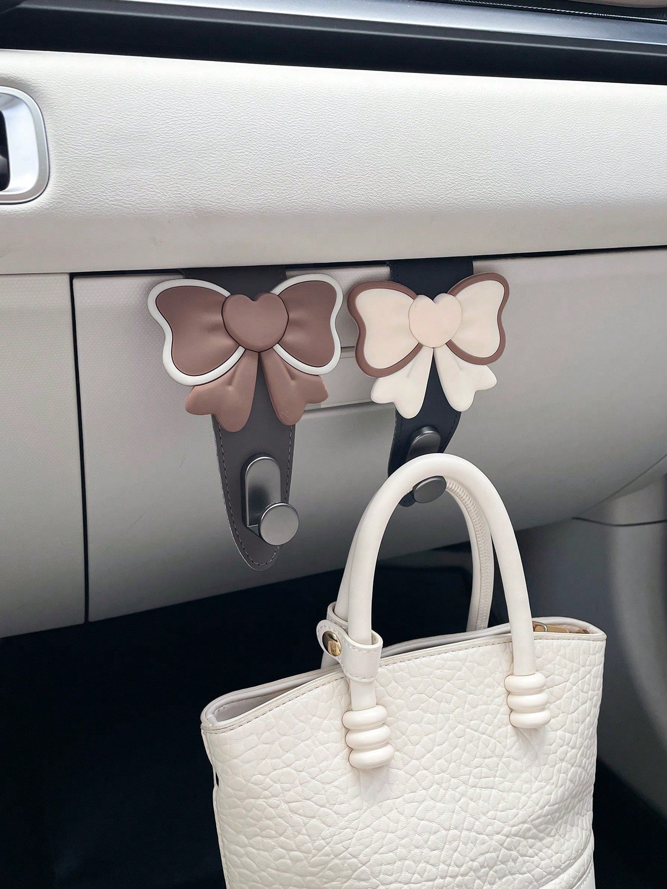 Bowknot Car Hanger, Creative Car Accessory Hanging Hook, Multi-Function Storage Hanger, Fits Glove Box Compartment