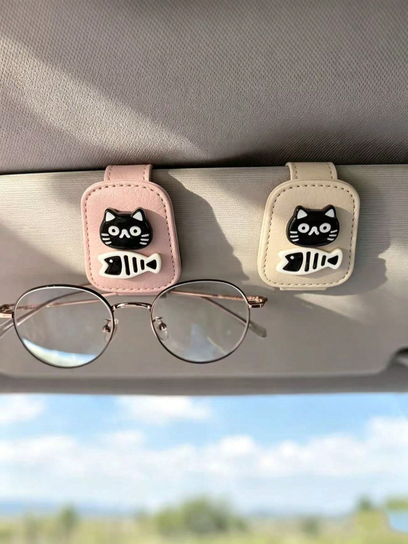 Cartoon Black Cat & Fish Leather Car Visor Glasses Holder, Car Sun Visor Fashion Glasses & Ticket Storage Clip, Interior Black Cat Fish Bone Car Visor Glasses Clip, Pink Beige White Leather Minimalist