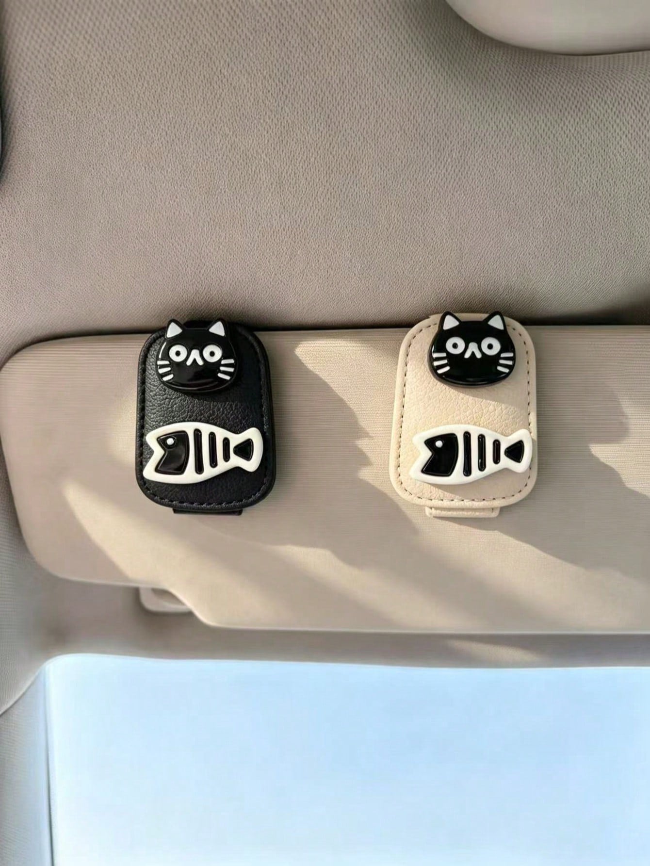 Cartoon Black Cat & Fish Leather Car Visor Glasses Holder, Car Sun Visor Fashion Glasses & Ticket Storage Clip, Interior Black Cat Fish Bone Car Visor Glasses Clip, Pink Beige White Leather Minimalist