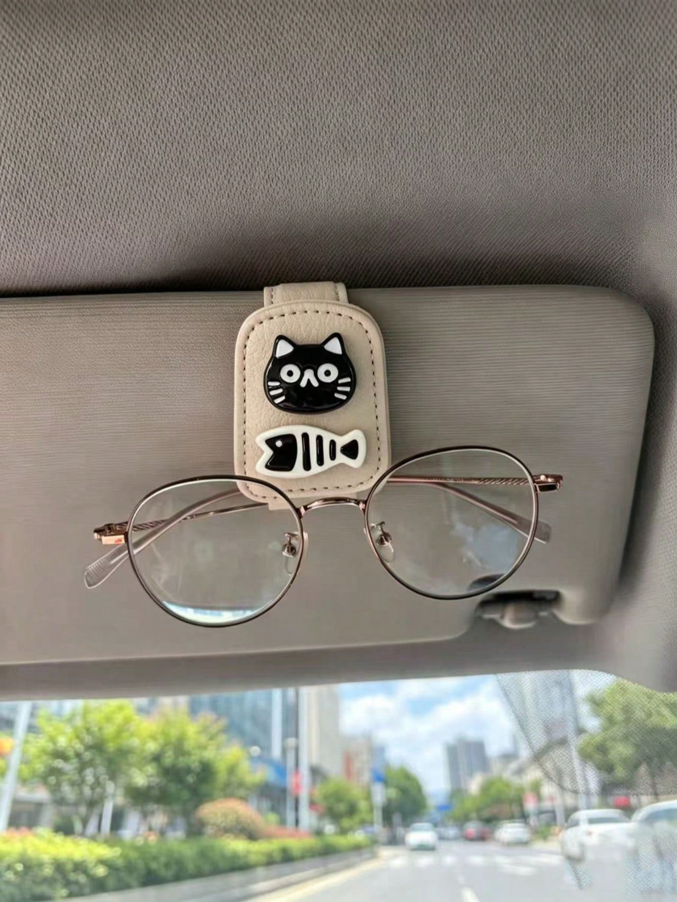 Cartoon Black Cat & Fish Leather Car Visor Glasses Holder, Car Sun Visor Fashion Glasses & Ticket Storage Clip, Interior Black Cat Fish Bone Car Visor Glasses Clip, Pink Beige White Leather Minimalist