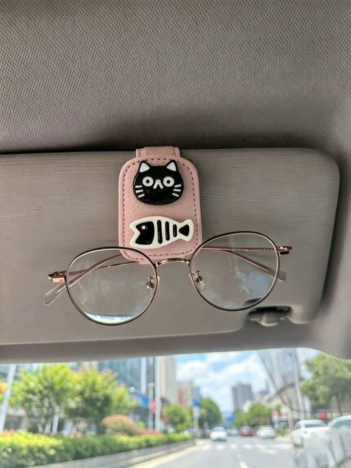 Cartoon Black Cat & Fish Leather Car Visor Glasses Holder, Car Sun Visor Fashion Glasses & Ticket Storage Clip, Interior Black Cat Fish Bone Car Visor Glasses Clip, Pink Beige White Leather Minimalist