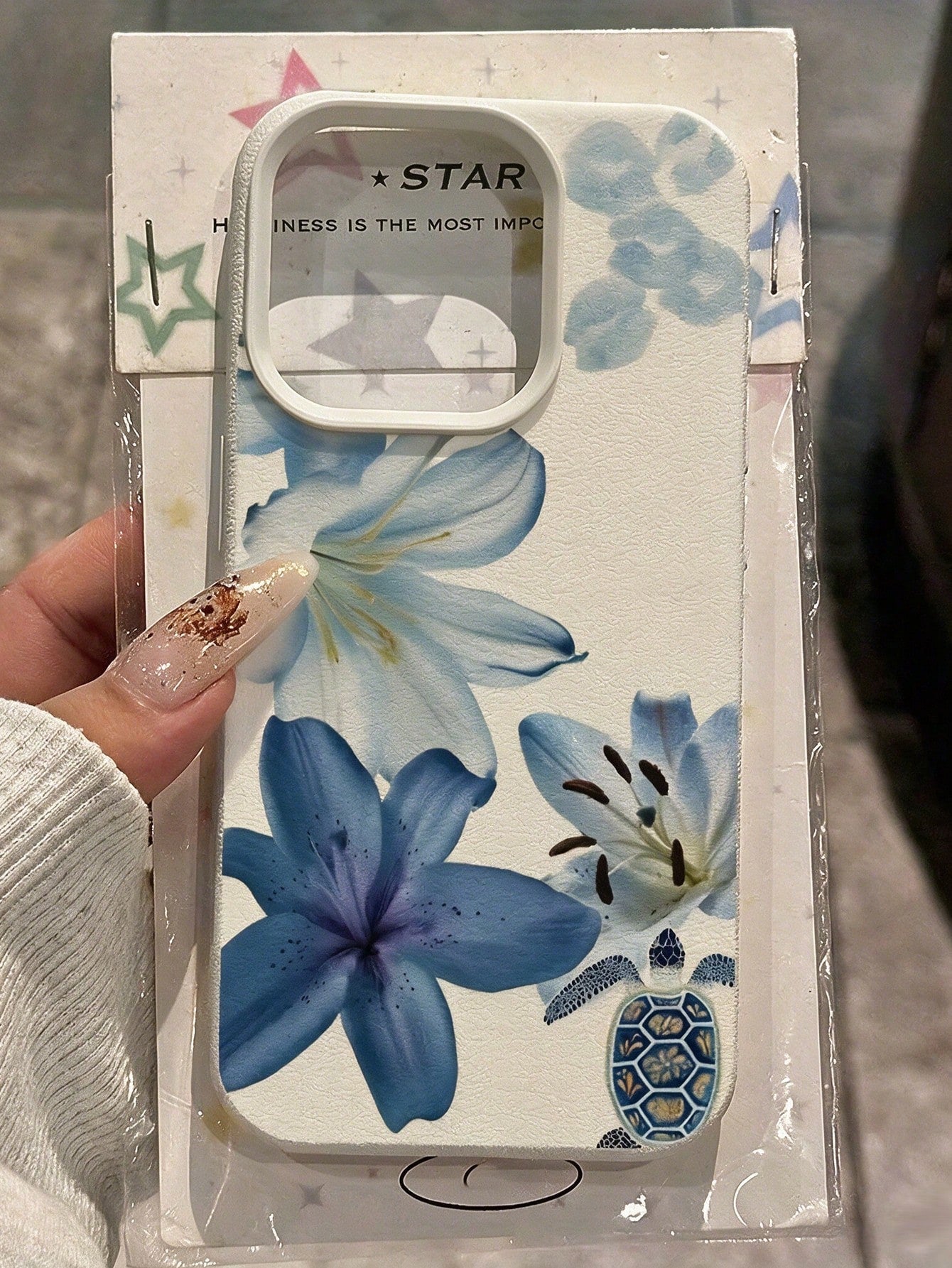 Fashionable Cute Minimalist Beige Litchi Texture Blue Lily Flower Turtle Lip Print Pattern Phone Case Compatible With IPhone17/17Pro/17ProMax/16/16Pro/16ProMax/15/15Pro/15ProMax/14/13/12/11 Soft Prote
