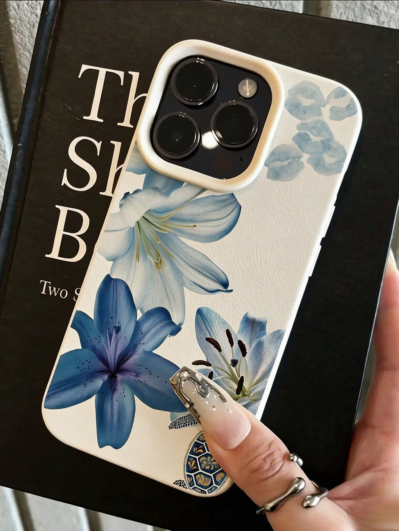 Fashionable Cute Minimalist Beige Litchi Texture Blue Lily Flower Turtle Lip Print Pattern Phone Case Compatible With IPhone17/17Pro/17ProMax/16/16Pro/16ProMax/15/15Pro/15ProMax/14/13/12/11 Soft Prote