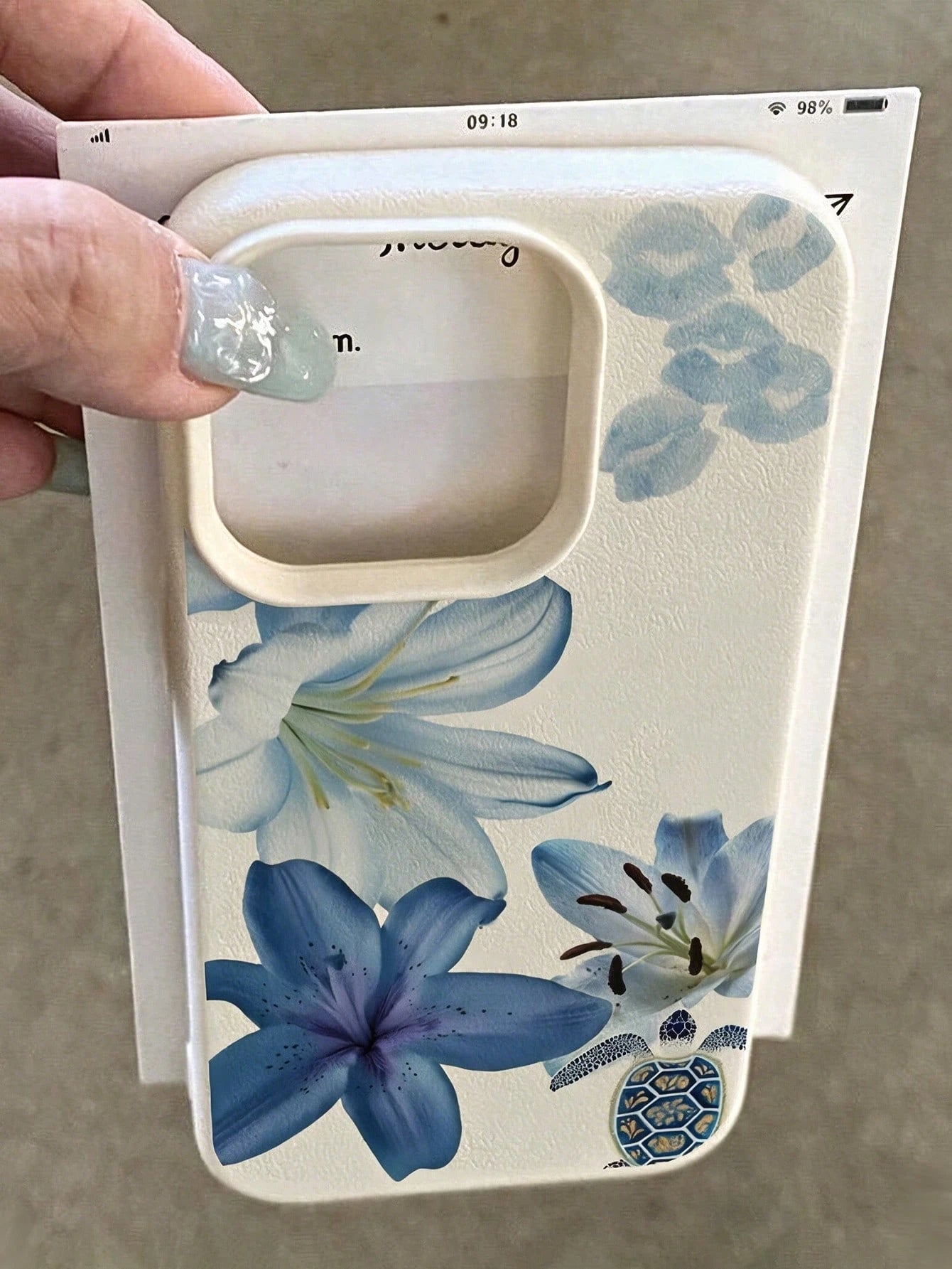 Fashionable Cute Minimalist Beige Litchi Texture Blue Lily Flower Turtle Lip Print Pattern Phone Case Compatible With IPhone17/17Pro/17ProMax/16/16Pro/16ProMax/15/15Pro/15ProMax/14/13/12/11 Soft Prote