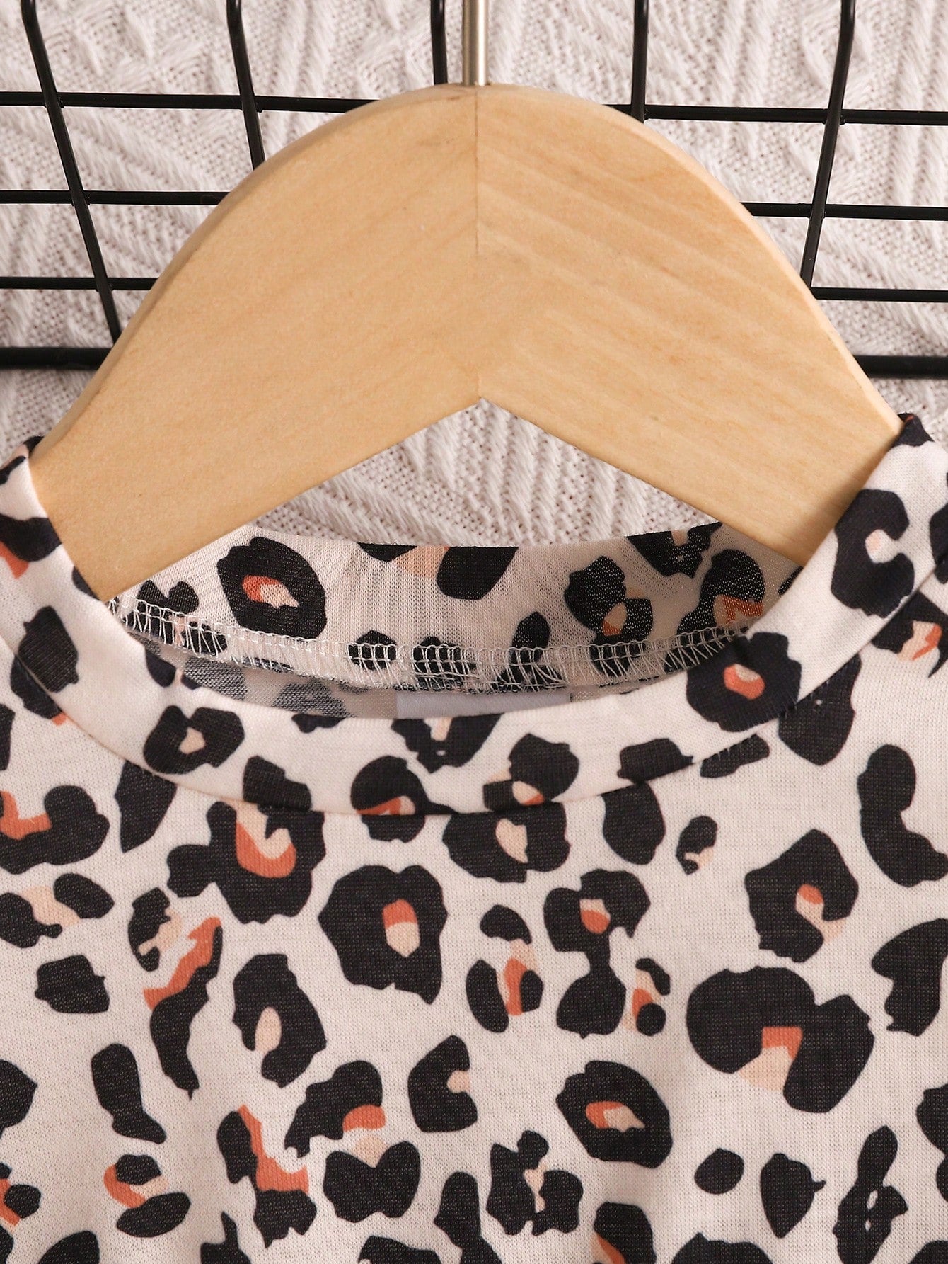Fashionable Retro Baby Girls Leopard Print Asymmetrical Top And Loose Leopard Print Pants 2 Pieces Set