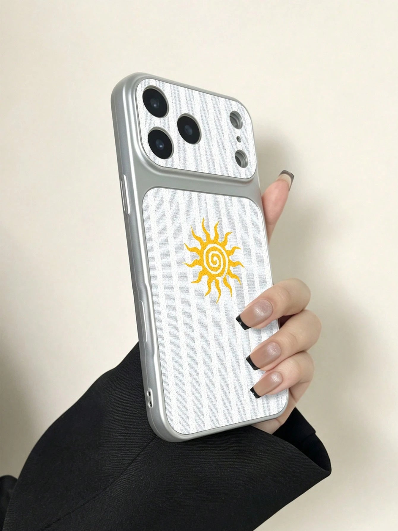 For IPhone17/IPhone17Pro Max/IPhone17pro/16/15/14/13/14/12/11 Series, 1pc Fashionable Personalized Striped Sun Vintage Pattern Full Coverage Button Classic Anti-Drop Metal Paint High-End Texture Soft