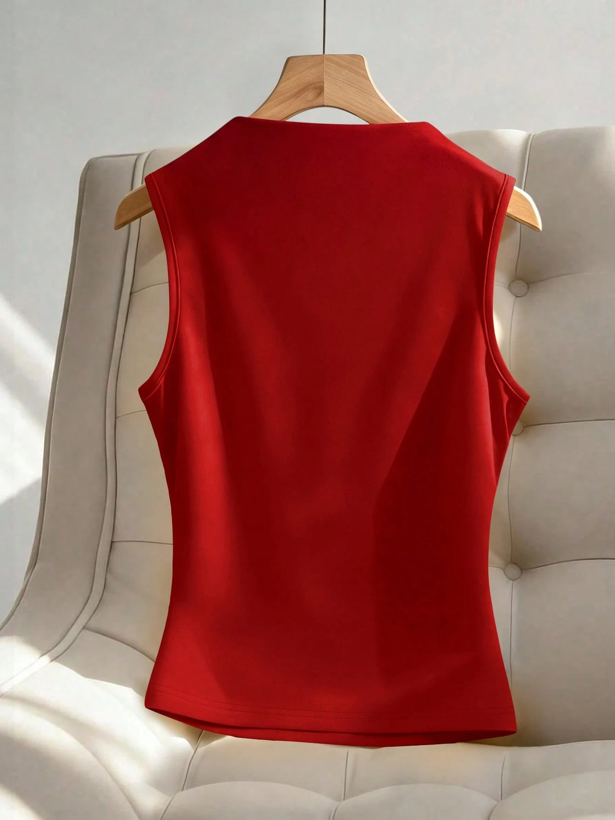Franclia Women's Elegant Minimalist Metal Decor V-Neck Sleeveless Top, Suitable For Commuting