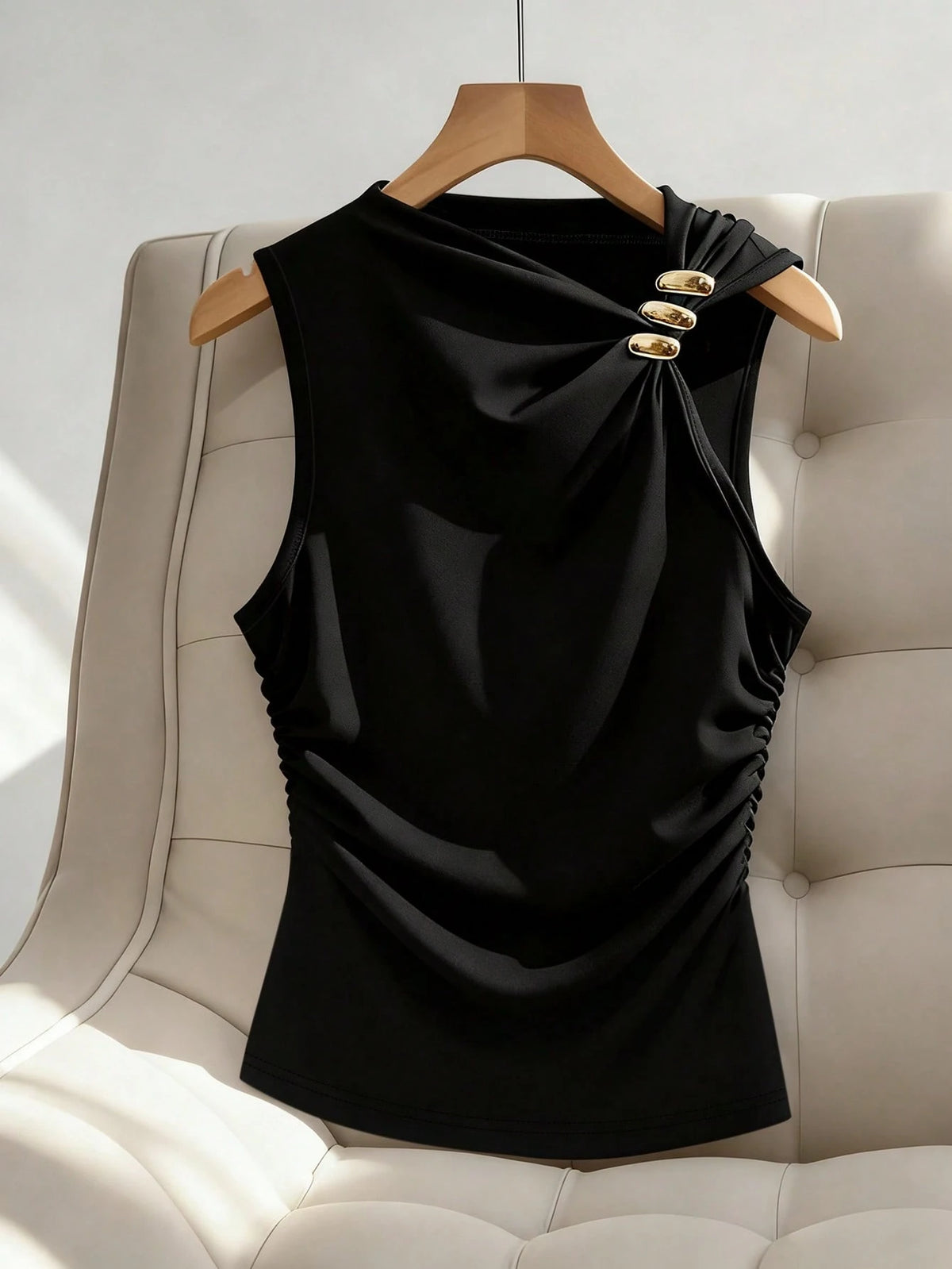 Franclia Women's Elegant Minimalist Metal Decor V-Neck Sleeveless Top, Suitable For Commuting