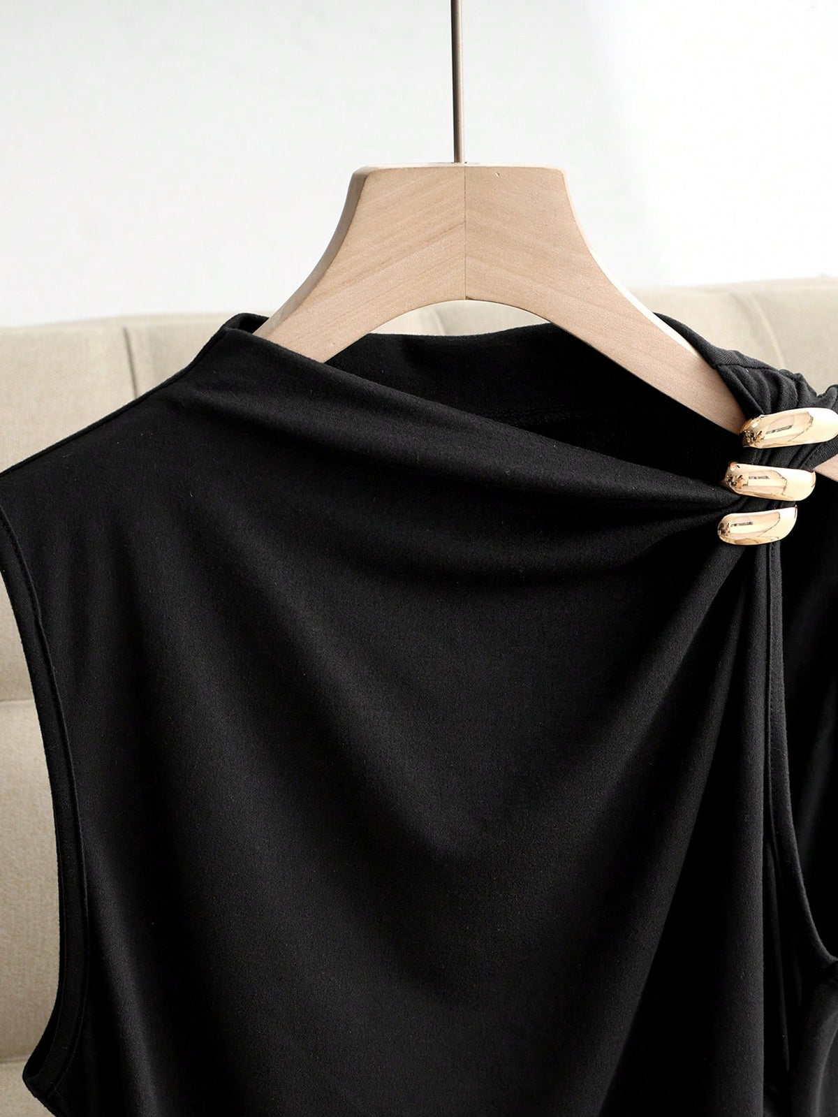Franclia Women's Elegant Minimalist Metal Decor V-Neck Sleeveless Top, Suitable For Commuting