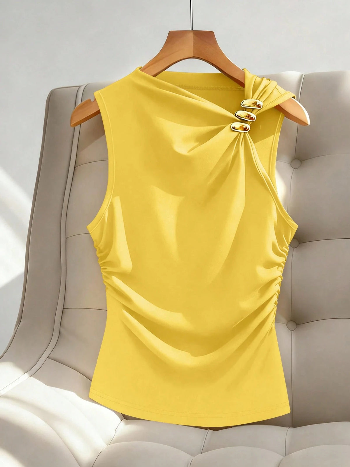 Franclia Women's Elegant Minimalist Metal Decor V-Neck Sleeveless Top, Suitable For Commuting
