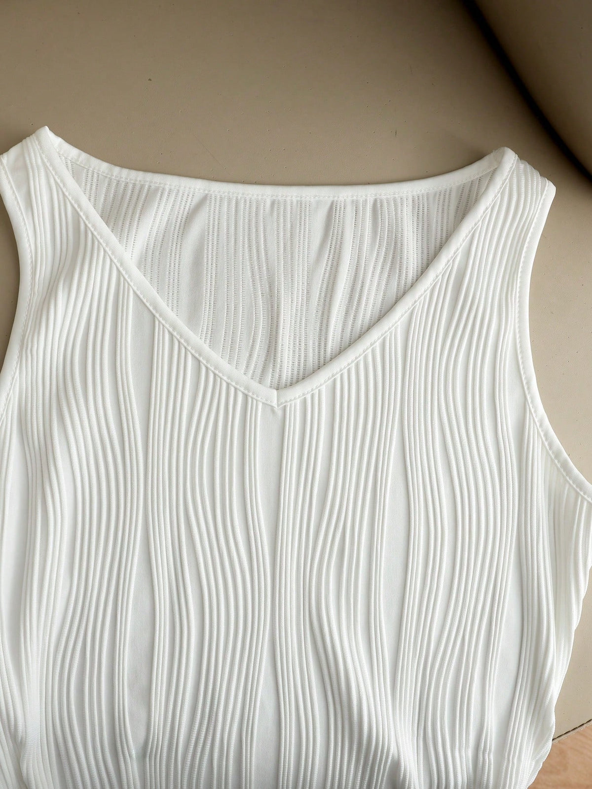 Franclia Women's White Sleeveless V-Neck Tank Top,Chic Elegant Summer Everyday Knit Fabric,Asymmetrical Wavy Hem,Elastic Sides,Fitted Versatile All-Match