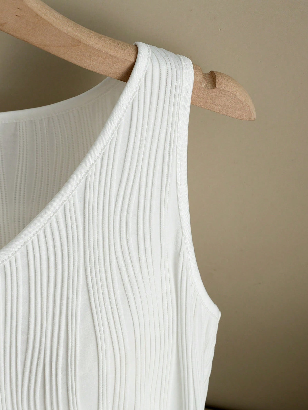 Franclia Women's White Sleeveless V-Neck Tank Top,Chic Elegant Summer Everyday Knit Fabric,Asymmetrical Wavy Hem,Elastic Sides,Fitted Versatile All-Match