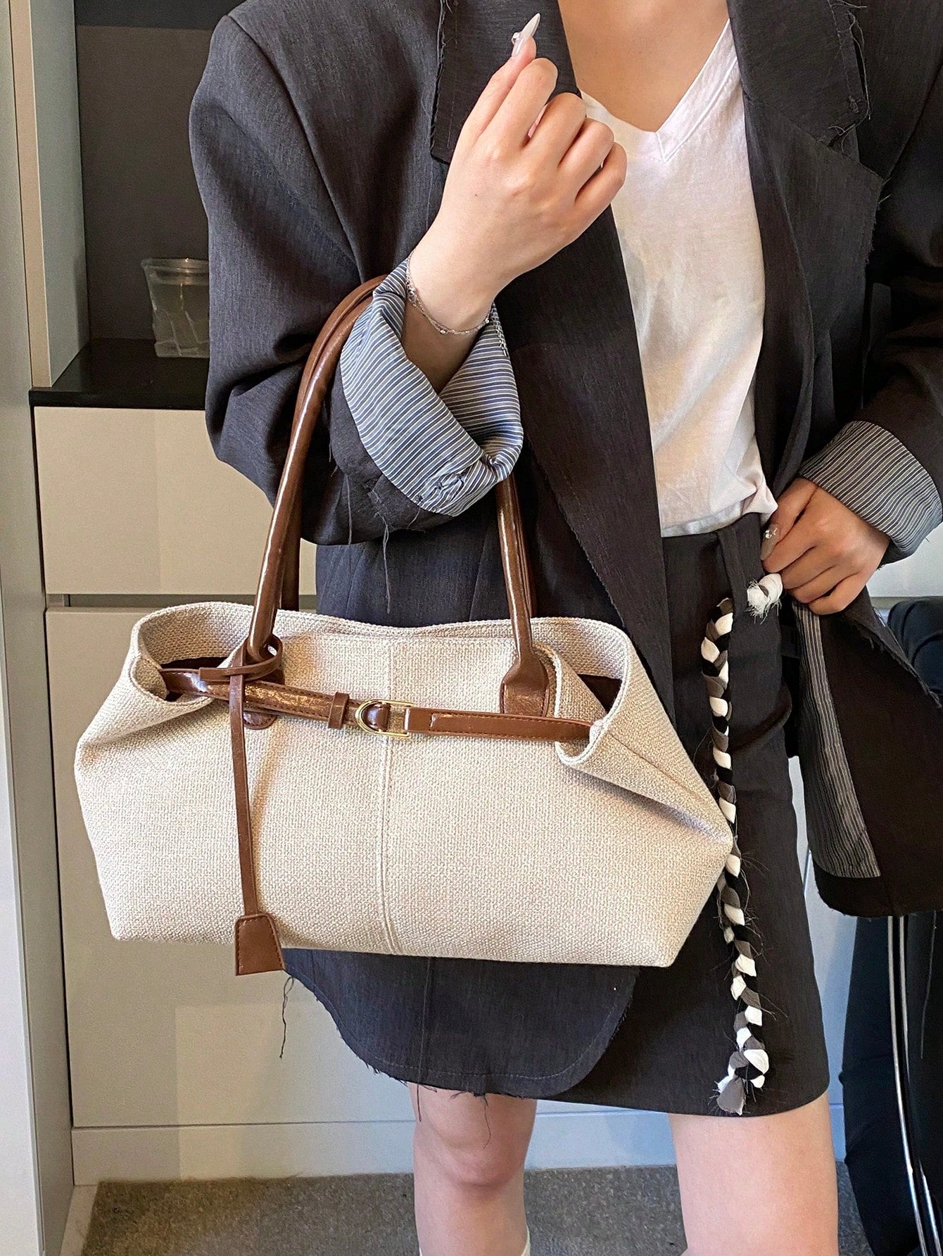 High-Quality Minimalist Fashion Hot Selling New Chic Large Capacity Refined Exquisite Niche Design Elegant Commuting Tote Bag Suitable For Shopping, Vacation, Travel, Vintage Underarm Shoulder Tote (1