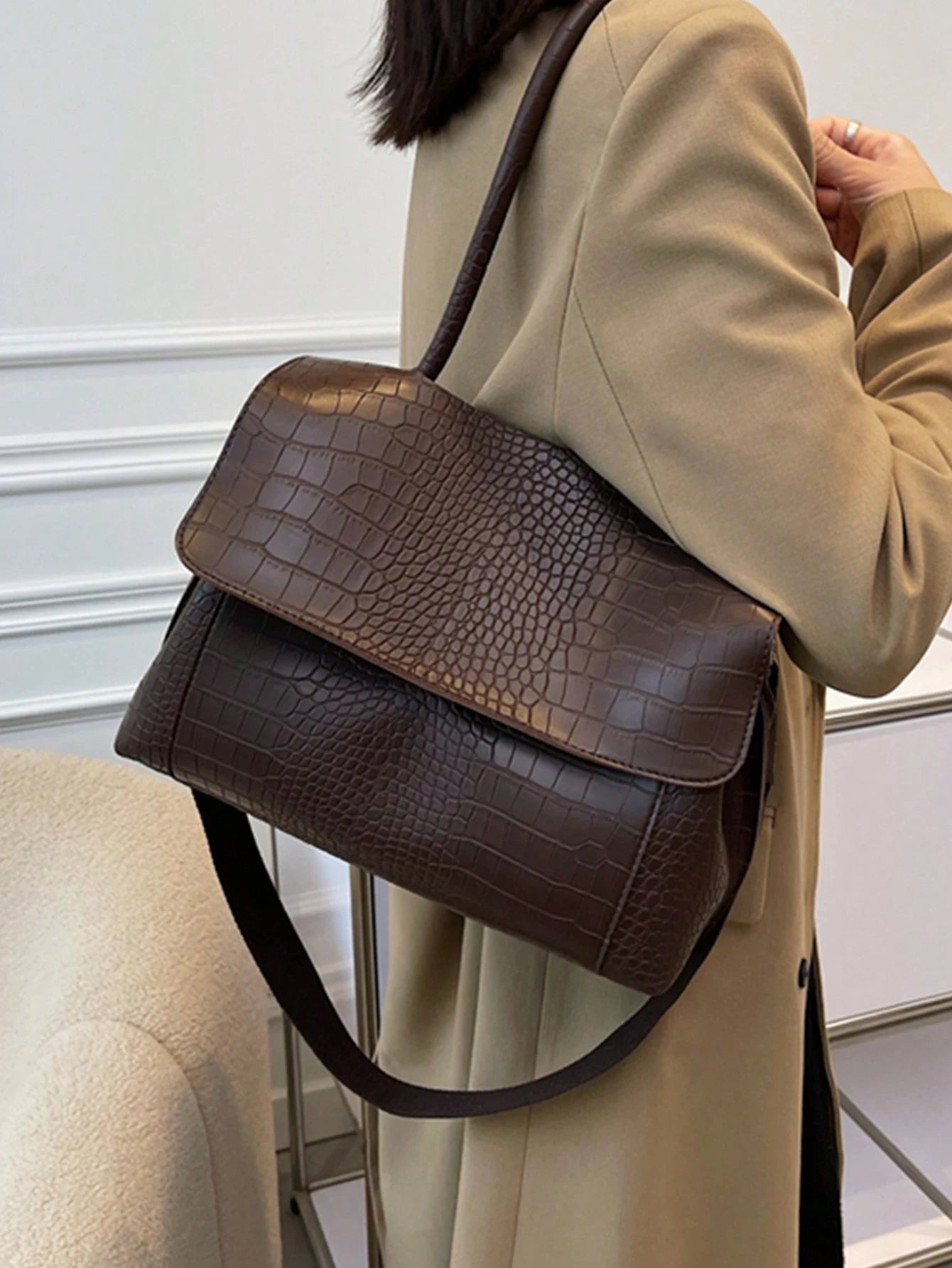 Large Capacity Vintage Casual Tote Bag For Women With Multi-Layered Compartments, Crocodile Embossed Flap Cover, Adjustable Shoulder Strap, Suitable For Commuting And Outdoor Travel, Autumn, Retro Ins